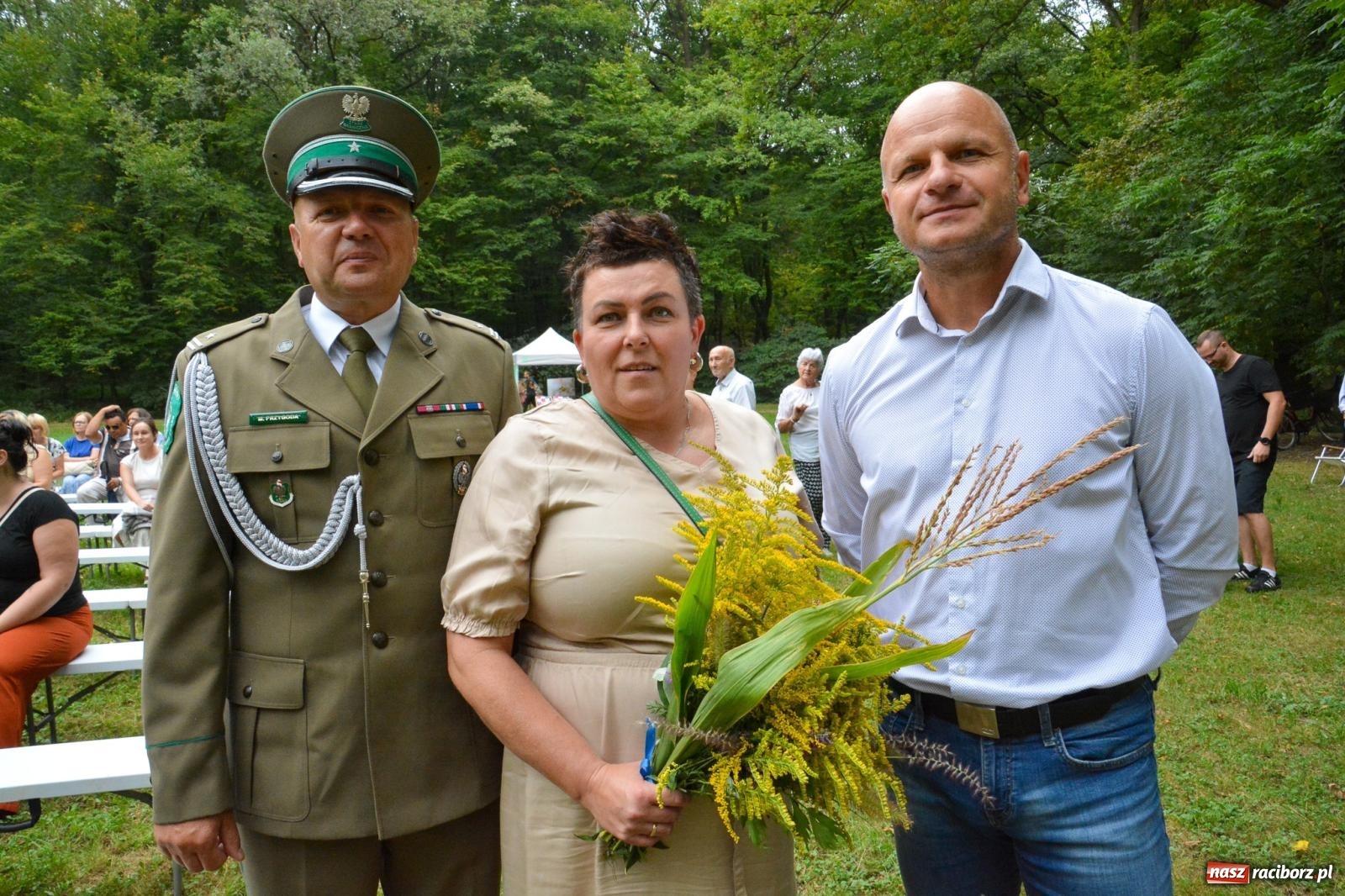 Zdjęcie w galerii na portalu naszraciborz.pl: Święto Matki Boskiej Zielnej w Leśnej Scenerii: Msza św. i święcenie kwiatów w Arboretum Bramy Morawskiej wiadomości z regionu