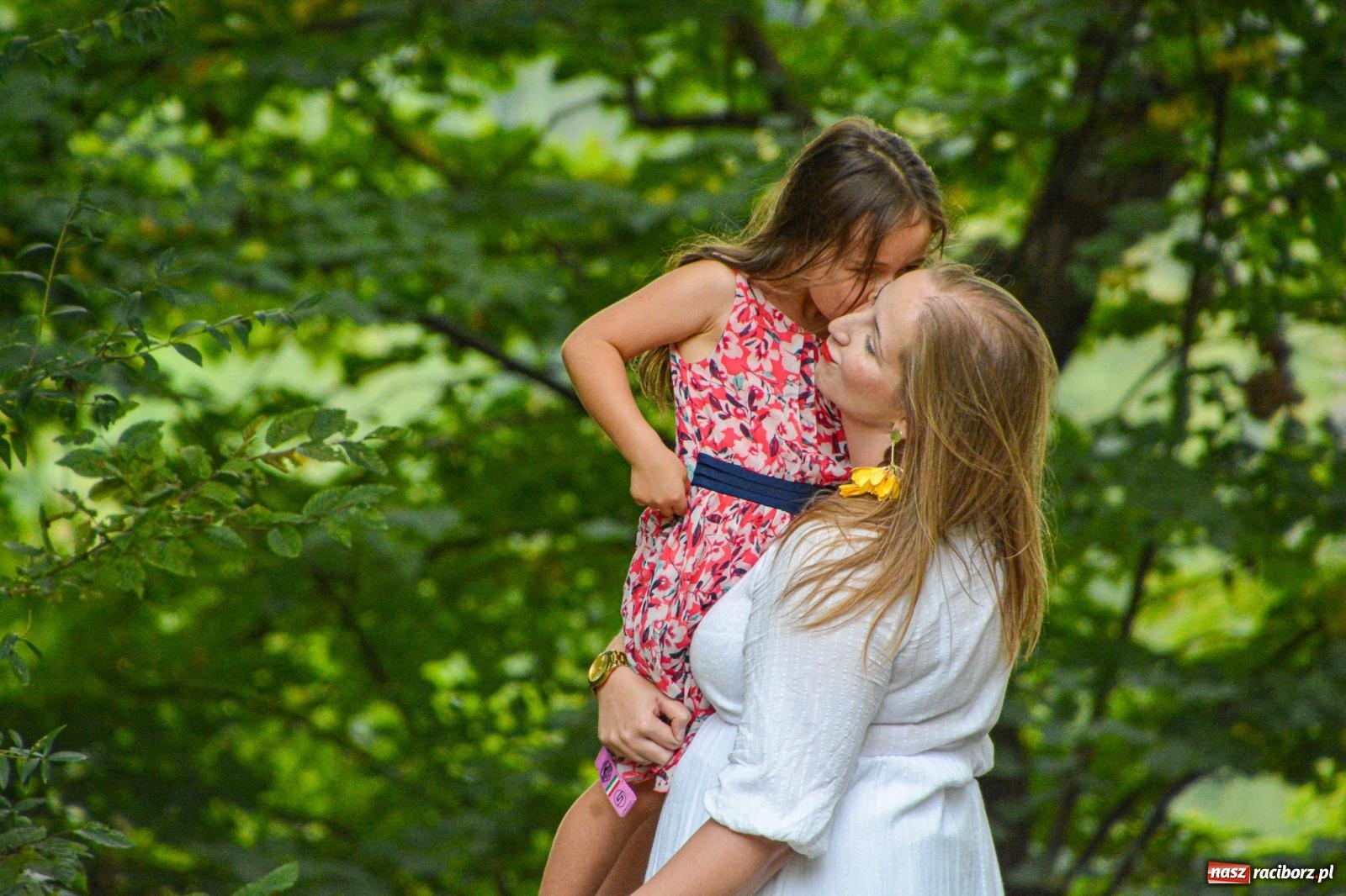Zdjęcie w galerii na portalu naszraciborz.pl: Święto Matki Boskiej Zielnej w Leśnej Scenerii: Msza św. i święcenie kwiatów w Arboretum Bramy Morawskiej wiadomości z regionu