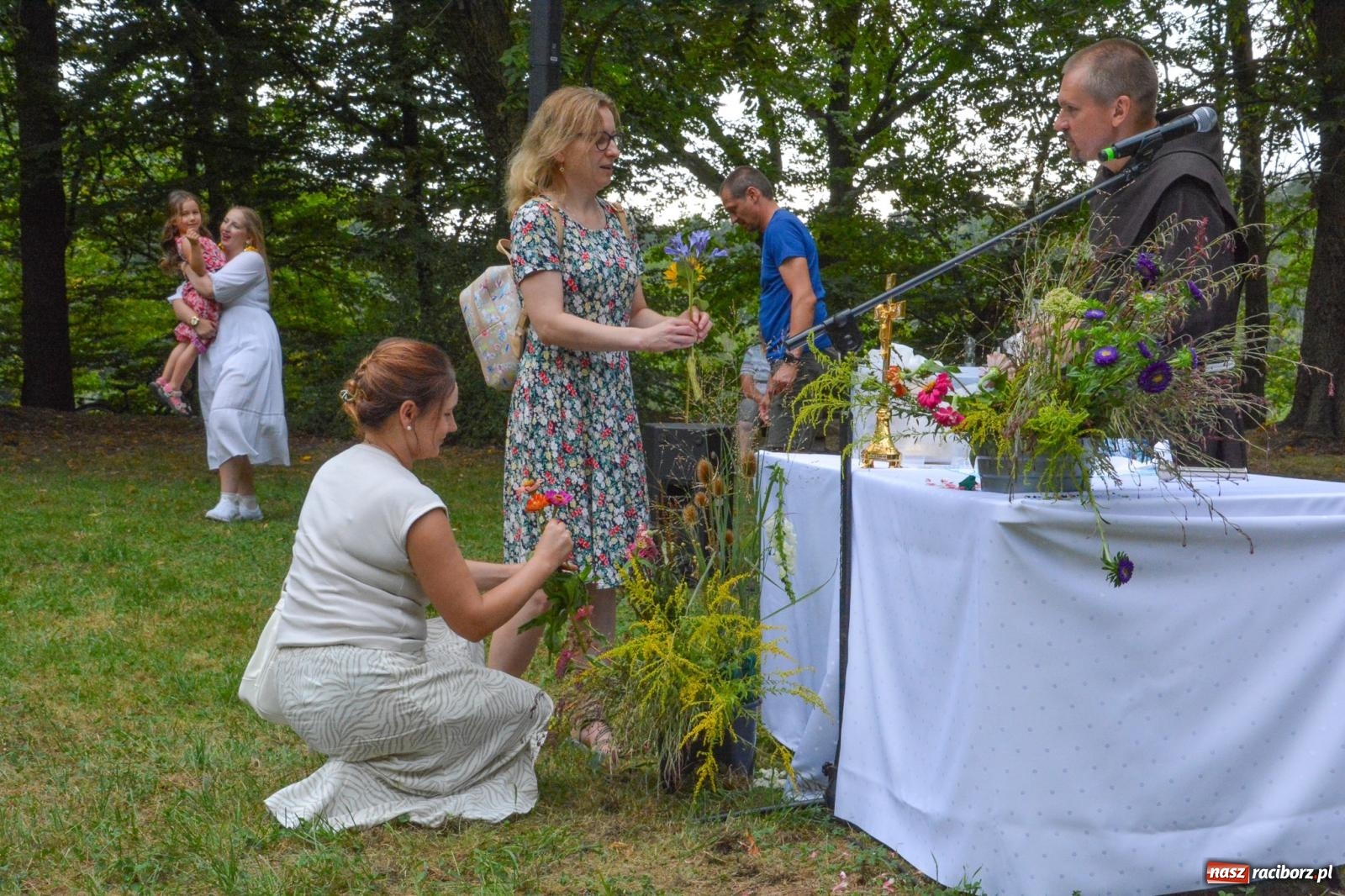 Zdjęcie w galerii na portalu naszraciborz.pl: Święto Matki Boskiej Zielnej w Leśnej Scenerii: Msza św. i święcenie kwiatów w Arboretum Bramy Morawskiej wiadomości z regionu