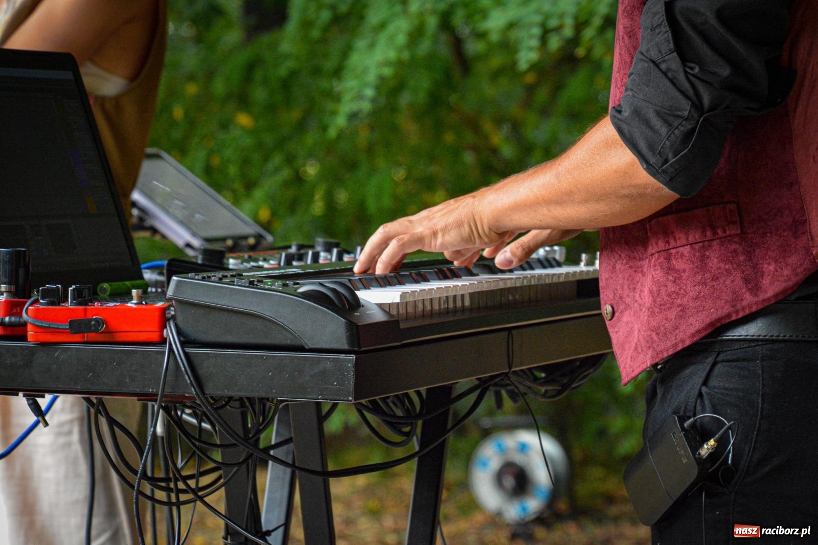 Zdjęcie w galerii na portalu naszraciborz.pl: SABINA & THEO LOOP ACT. Akustycznie w Arboretum Bramy Morawskiej wiadomości z regionu