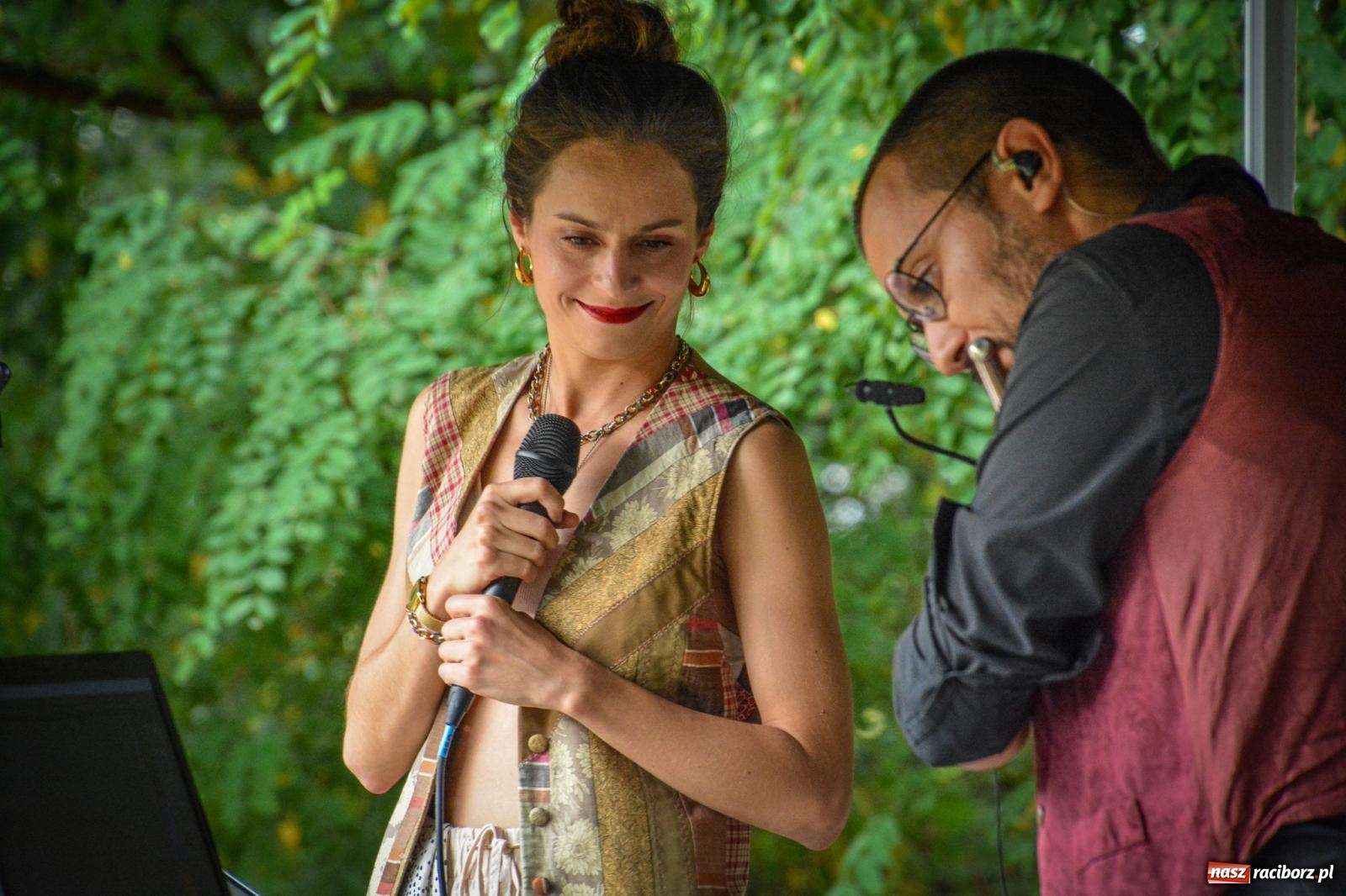 Zdjęcie w galerii na portalu naszraciborz.pl: SABINA & THEO LOOP ACT. Akustycznie w Arboretum Bramy Morawskiej wiadomości z regionu