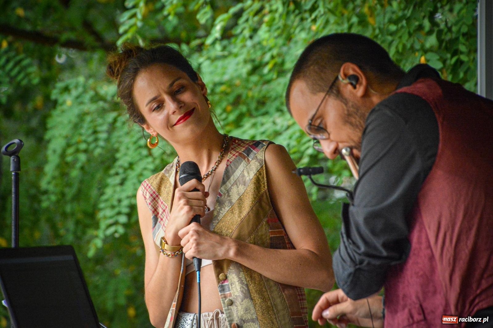 Zdjęcie w galerii na portalu naszraciborz.pl: SABINA & THEO LOOP ACT. Akustycznie w Arboretum Bramy Morawskiej wiadomości z regionu