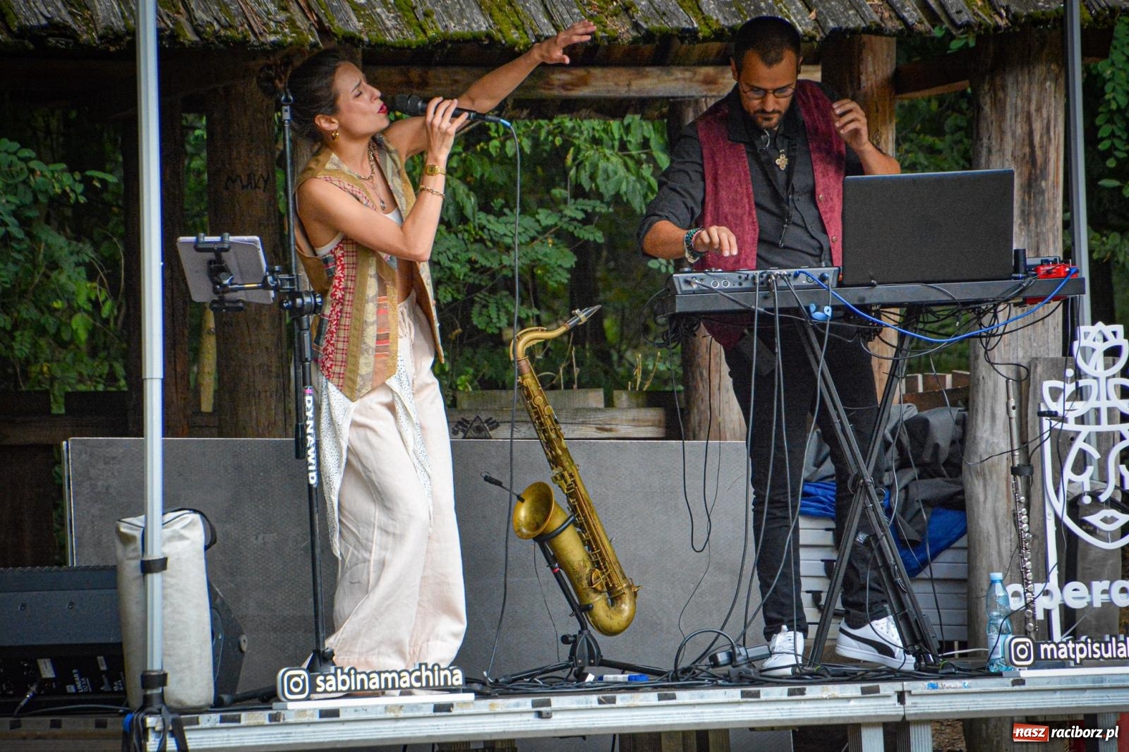 Zdjęcie w galerii na portalu naszraciborz.pl: SABINA & THEO LOOP ACT. Akustycznie w Arboretum Bramy Morawskiej wiadomości z regionu