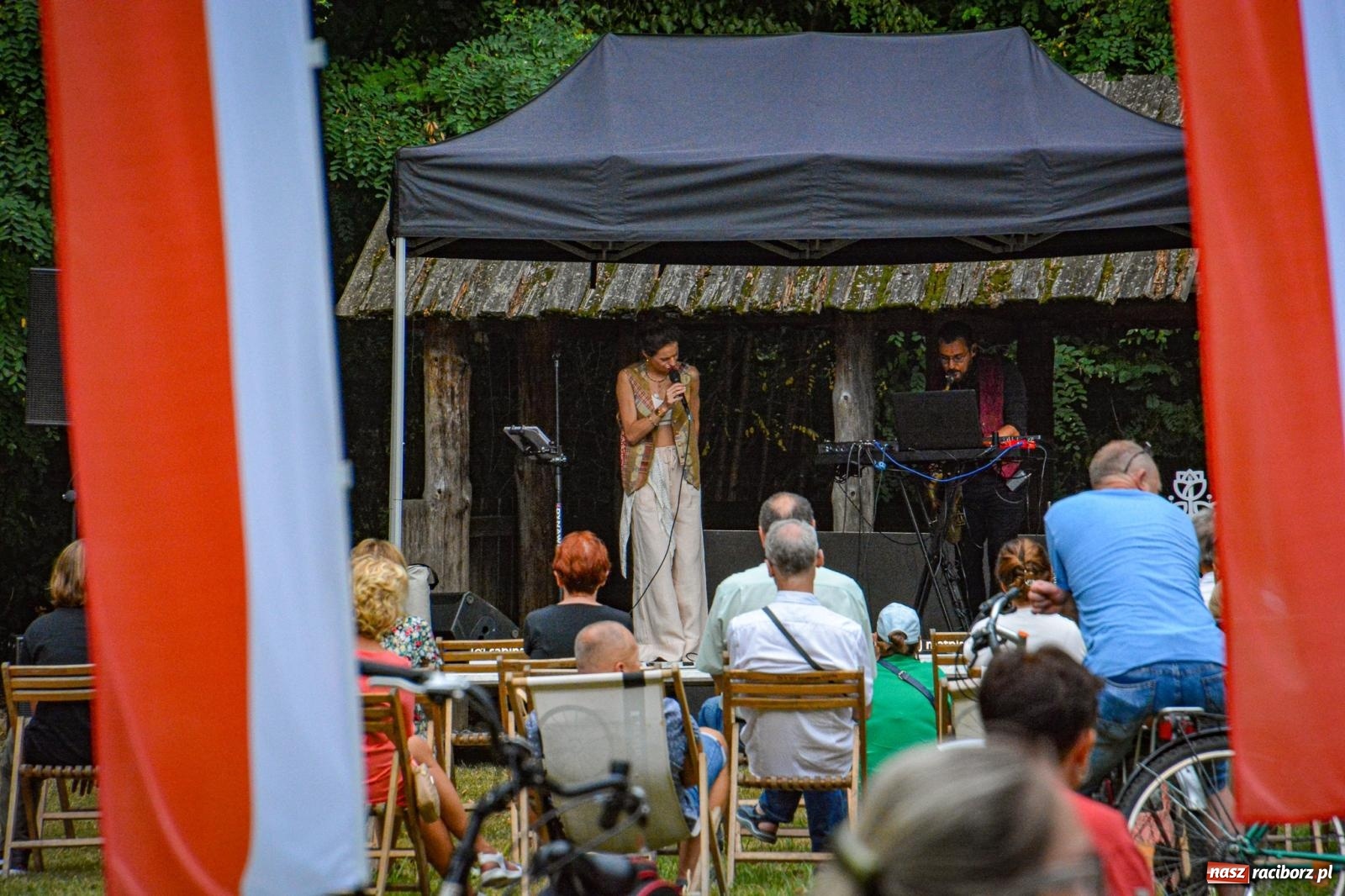 Zdjęcie w galerii na portalu naszraciborz.pl: SABINA & THEO LOOP ACT. Akustycznie w Arboretum Bramy Morawskiej wiadomości z regionu