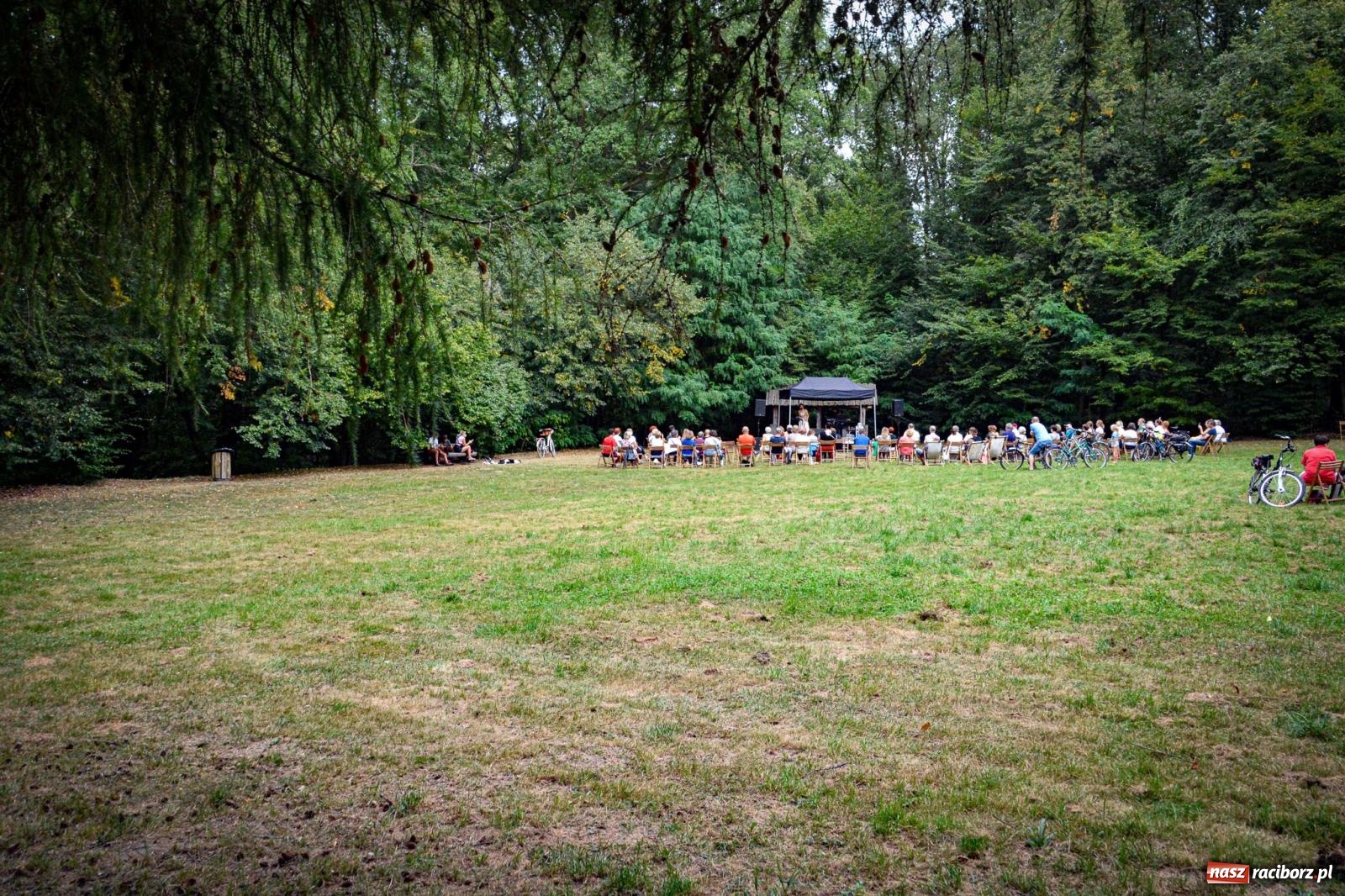 Zdjęcie w galerii na portalu naszraciborz.pl: SABINA & THEO LOOP ACT. Akustycznie w Arboretum Bramy Morawskiej wiadomości z regionu