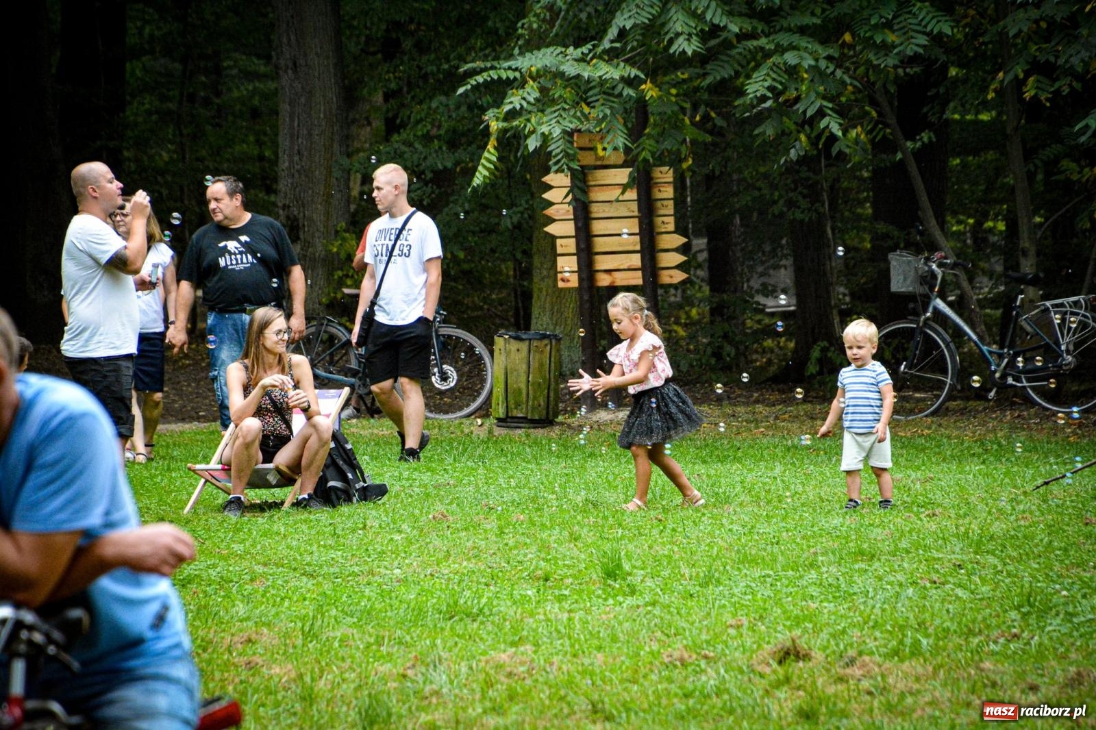 Zdjęcie w galerii na portalu naszraciborz.pl: SABINA & THEO LOOP ACT. Akustycznie w Arboretum Bramy Morawskiej wiadomości z regionu