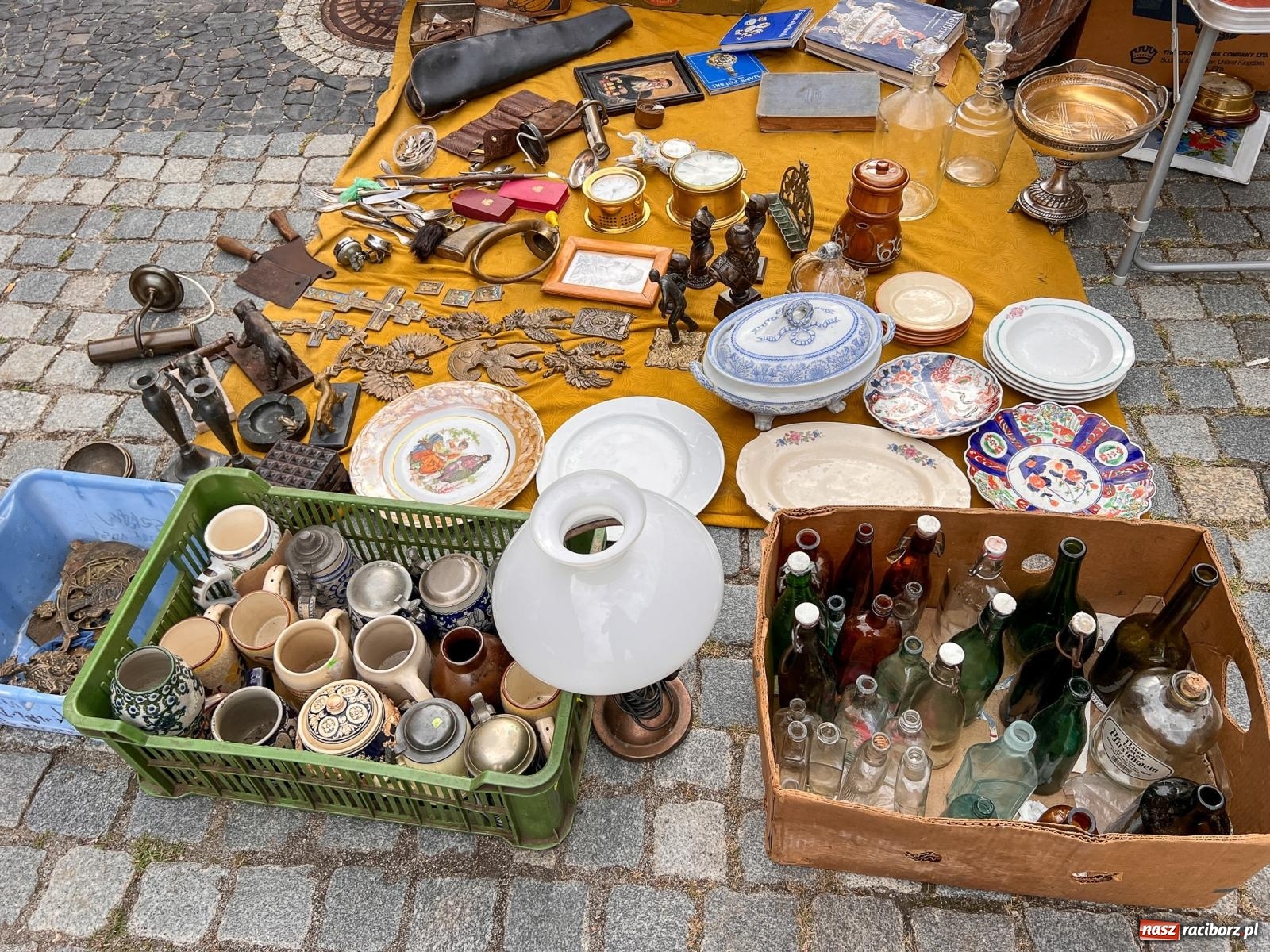 Zdjęcie w galerii na portalu naszraciborz.pl: Radyjko z Hong Kongu i inne ciekawostki z jarmarku staroci wiadomości z regionu