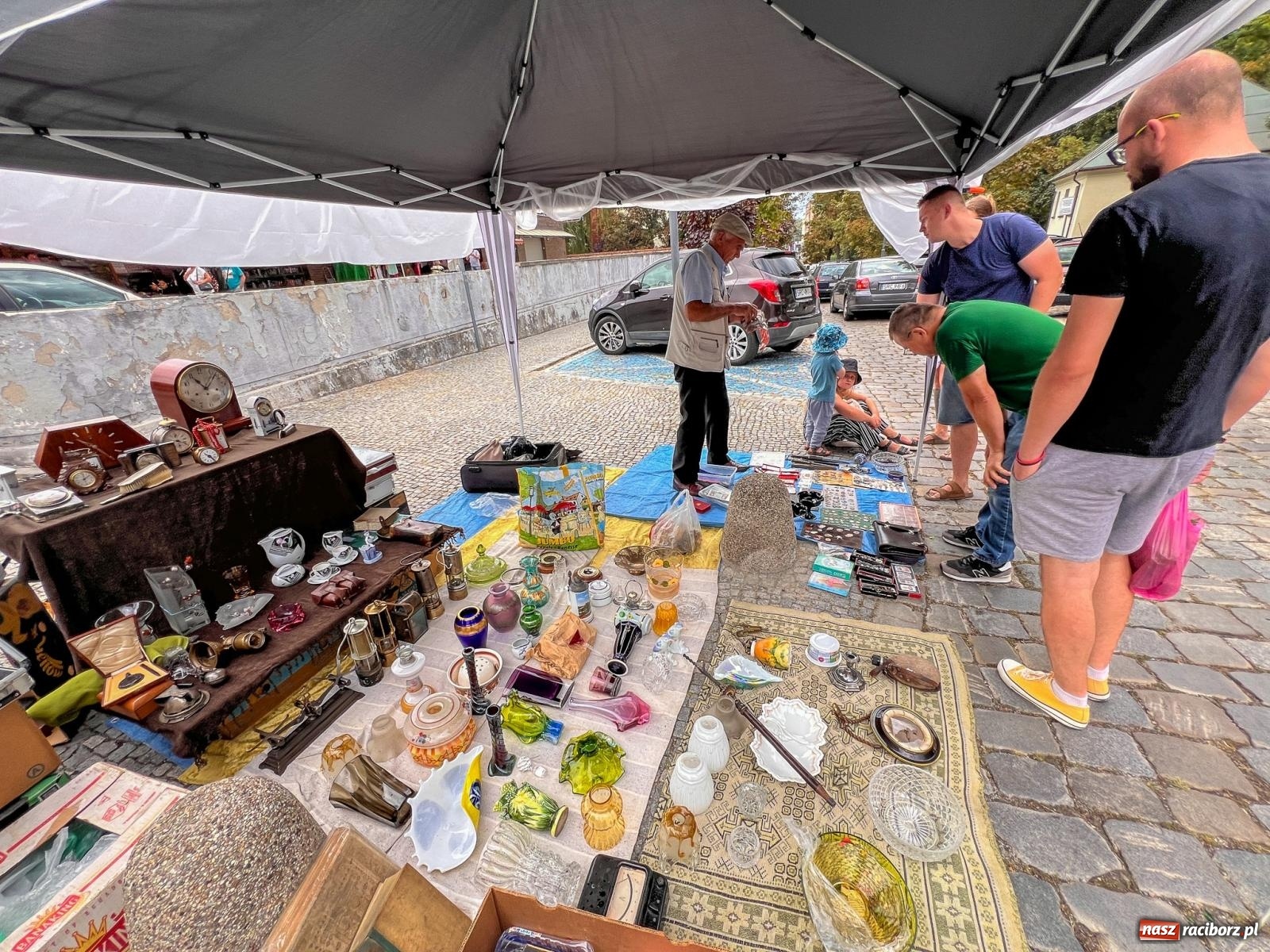 Zdjęcie w galerii na portalu naszraciborz.pl: Radyjko z Hong Kongu i inne ciekawostki z jarmarku staroci wiadomości z regionu