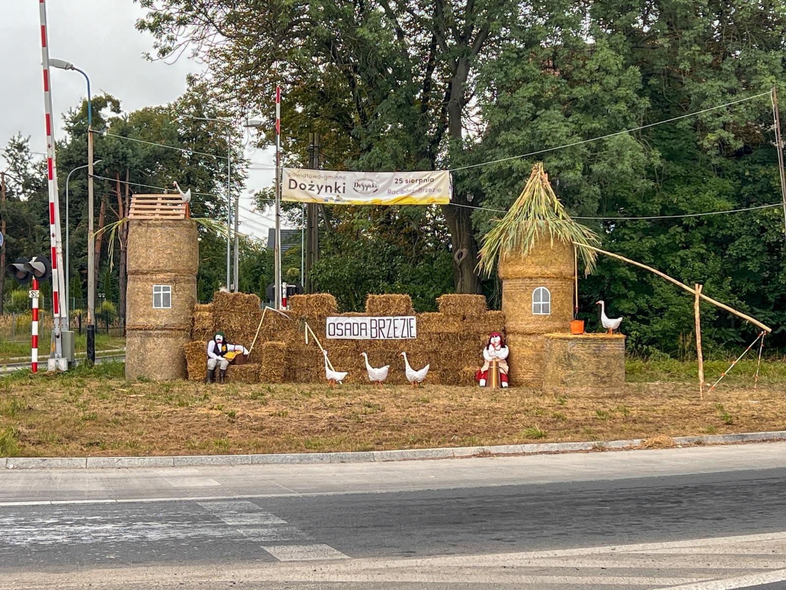 Zdjęcie w galerii na portalu naszraciborz.pl: Osada Brzezie ustawiła na wjeździe do Raciborza witacz wiadomości z regionu