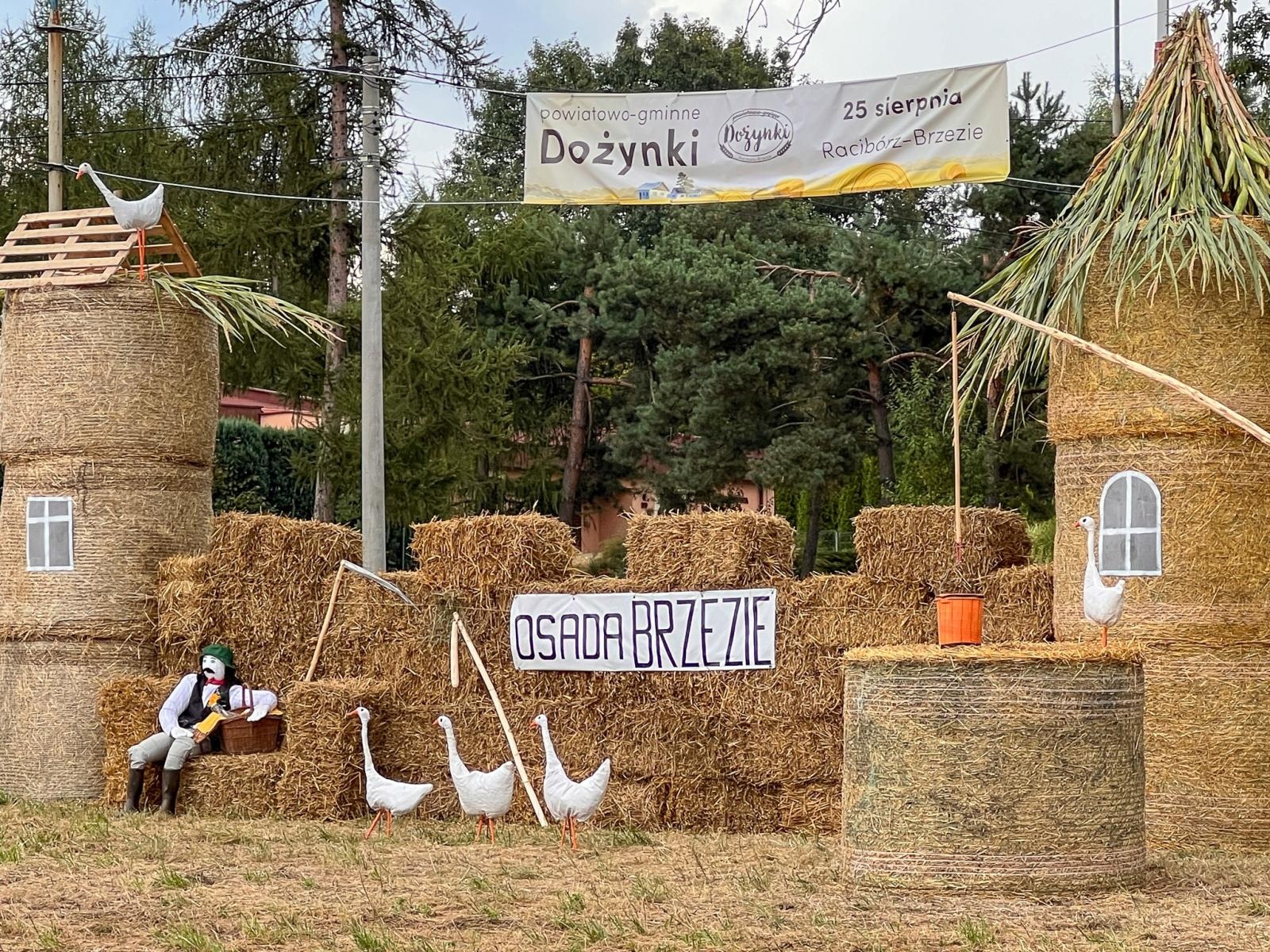 Zdjęcie w galerii na portalu naszraciborz.pl: Osada Brzezie ustawiła na wjeździe do Raciborza witacz wiadomości z regionu