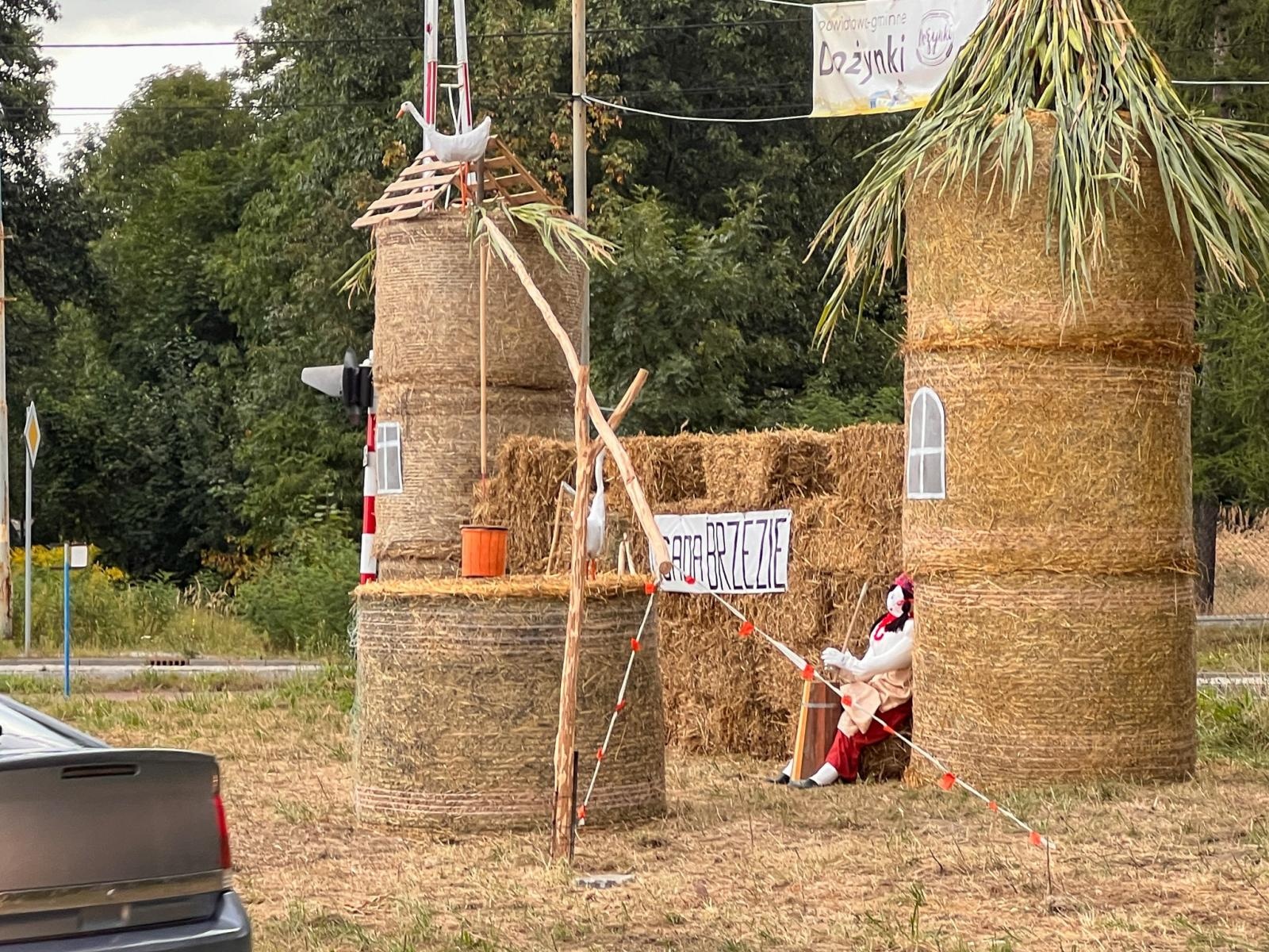 Zdjęcie w galerii na portalu naszraciborz.pl: Osada Brzezie ustawiła na wjeździe do Raciborza witacz wiadomości z regionu
