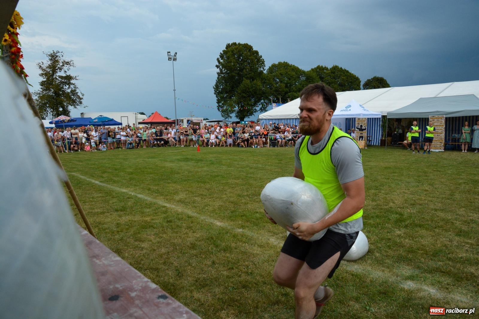 Zdjęcie w galerii na portalu naszraciborz.pl: Bamberparty 2024. Zawody farmerów strongmanów w Grzegorzowicach wiadomości z regionu