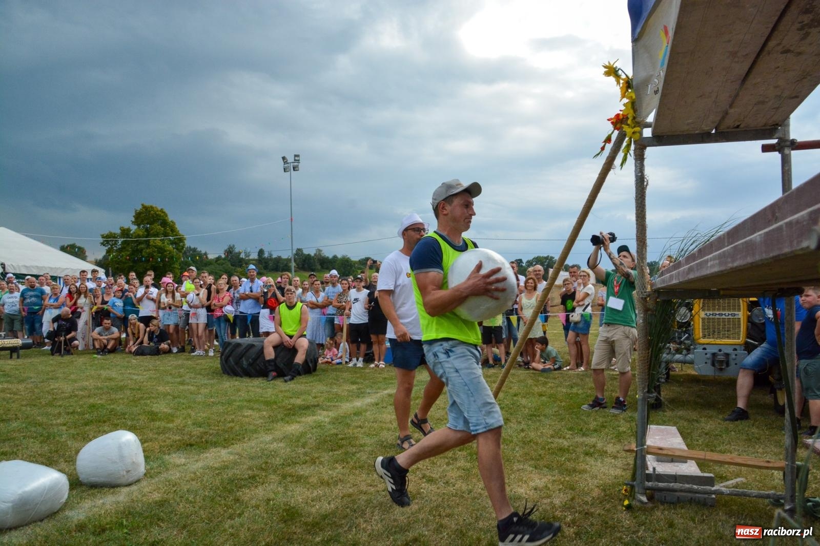 Zdjęcie w galerii na portalu naszraciborz.pl: Bamberparty 2024. Zawody farmerów strongmanów w Grzegorzowicach wiadomości z regionu
