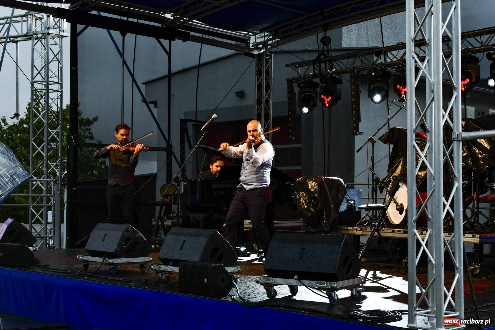 Zdjęcie w galerii na portalu naszraciborz.pl: Poloczek, Frele i The ThreeX. Festyn w Brzeziu wiadomości z regionu