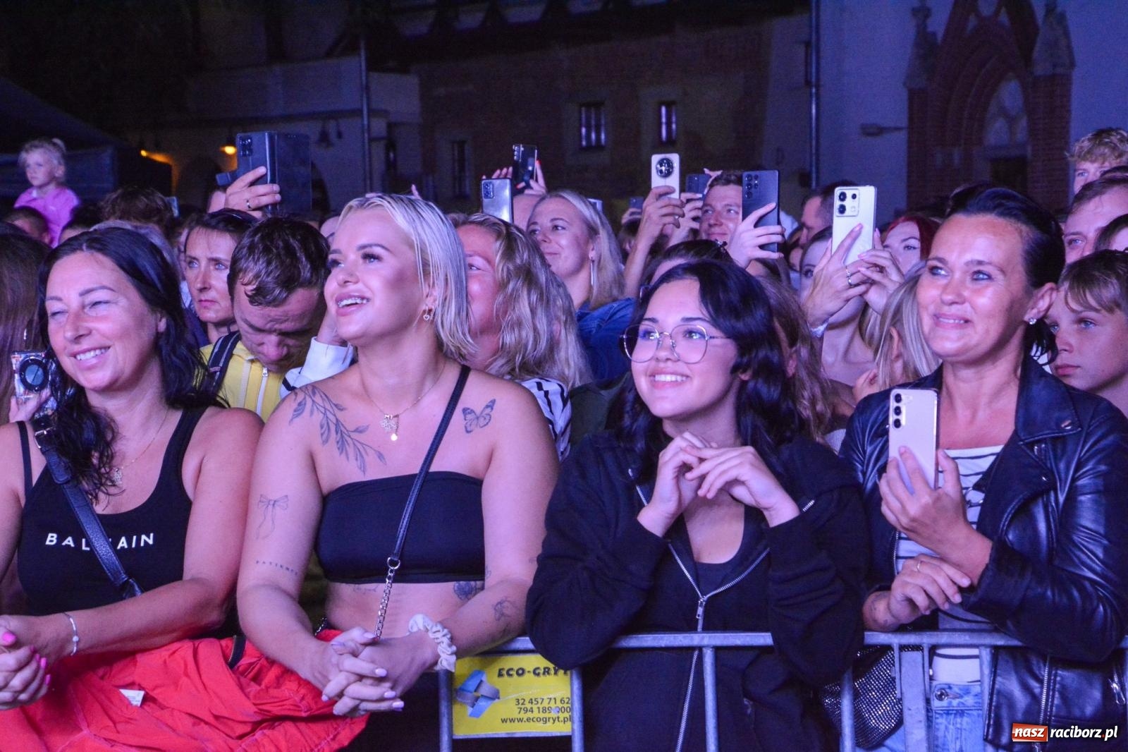 Zdjęcie w galerii na portalu naszraciborz.pl: SMOLASTY na zamku. Ulewa nie przestraszyła fanów wiadomości z regionu
