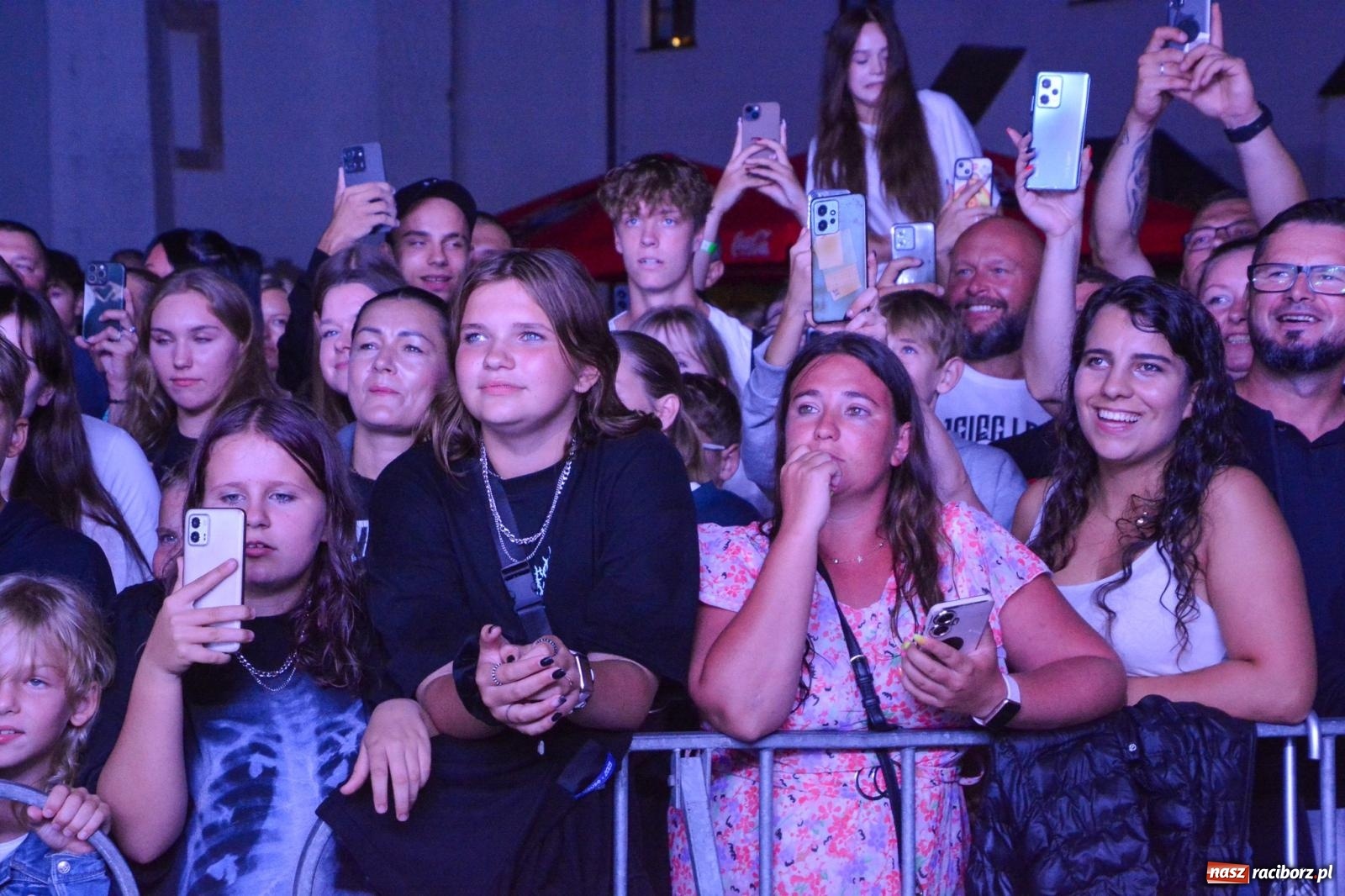 Zdjęcie w galerii na portalu naszraciborz.pl: SMOLASTY na zamku. Ulewa nie przestraszyła fanów wiadomości z regionu