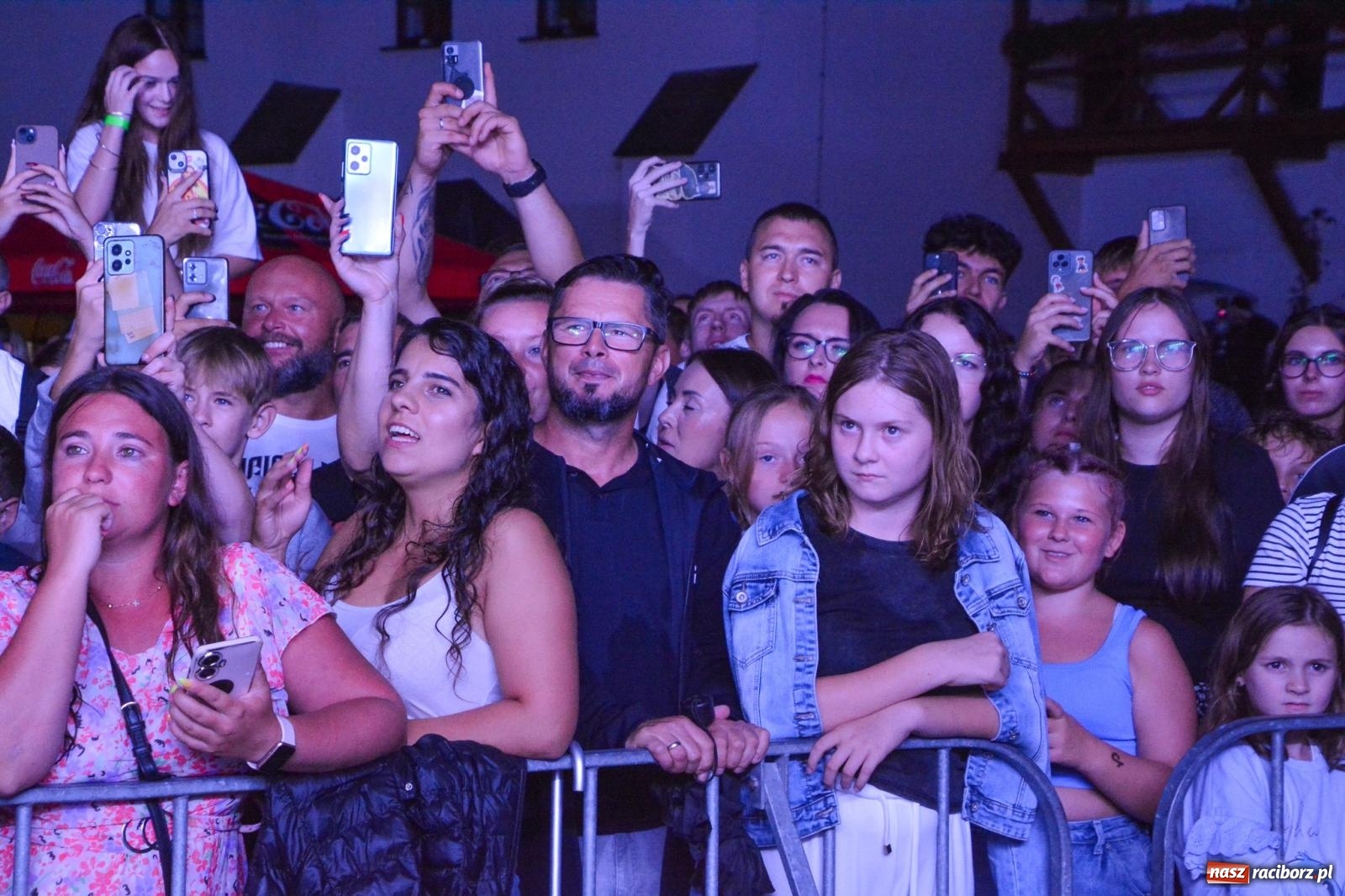 Zdjęcie w galerii na portalu naszraciborz.pl: SMOLASTY na zamku. Ulewa nie przestraszyła fanów wiadomości z regionu