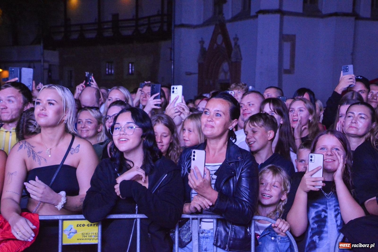Zdjęcie w galerii na portalu naszraciborz.pl: SMOLASTY na zamku. Ulewa nie przestraszyła fanów wiadomości z regionu