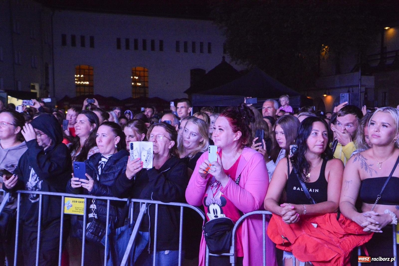 Zdjęcie w galerii na portalu naszraciborz.pl: SMOLASTY na zamku. Ulewa nie przestraszyła fanów wiadomości z regionu