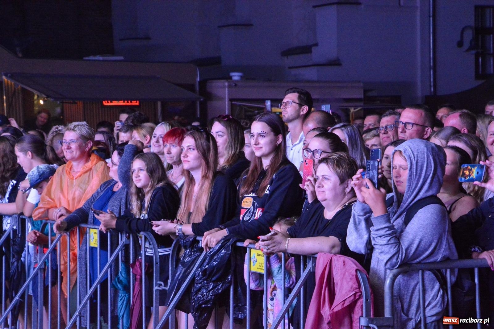 Zdjęcie w galerii na portalu naszraciborz.pl: SMOLASTY na zamku. Ulewa nie przestraszyła fanów wiadomości z regionu