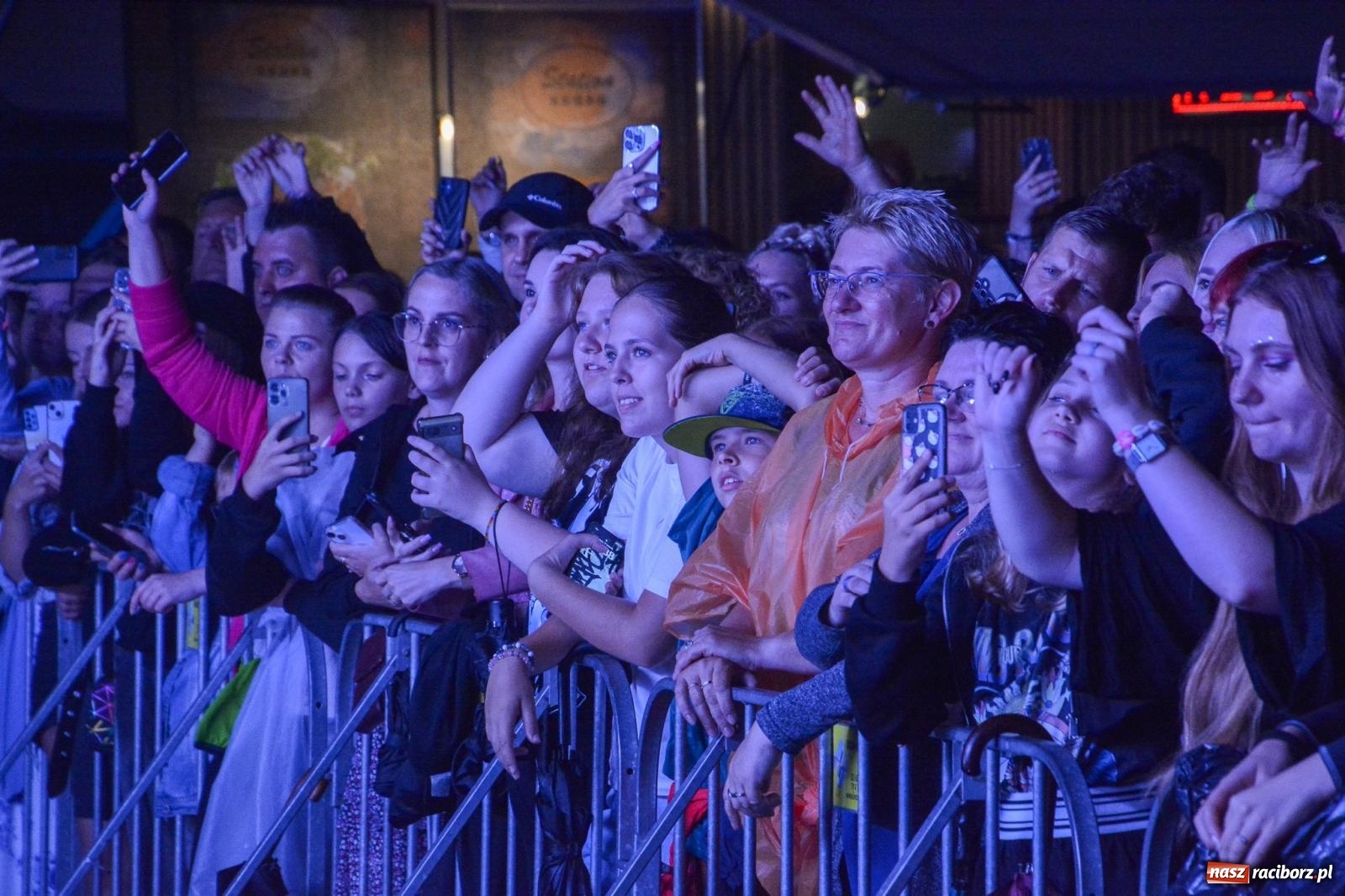Zdjęcie w galerii na portalu naszraciborz.pl: SMOLASTY na zamku. Ulewa nie przestraszyła fanów wiadomości z regionu