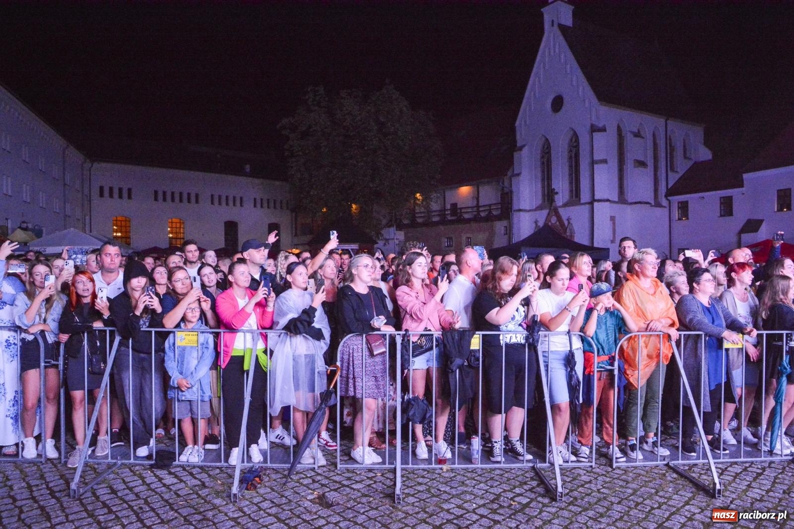 Zdjęcie w galerii na portalu naszraciborz.pl: SMOLASTY na zamku. Ulewa nie przestraszyła fanów wiadomości z regionu
