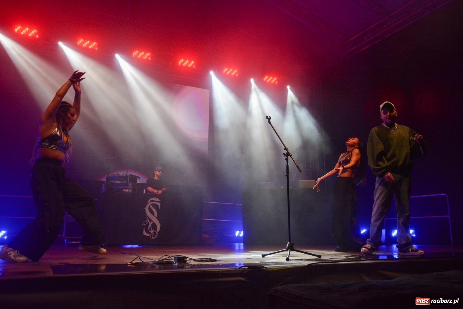 Zdjęcie w galerii na portalu naszraciborz.pl: SMOLASTY na zamku. Ulewa nie przestraszyła fanów wiadomości z regionu