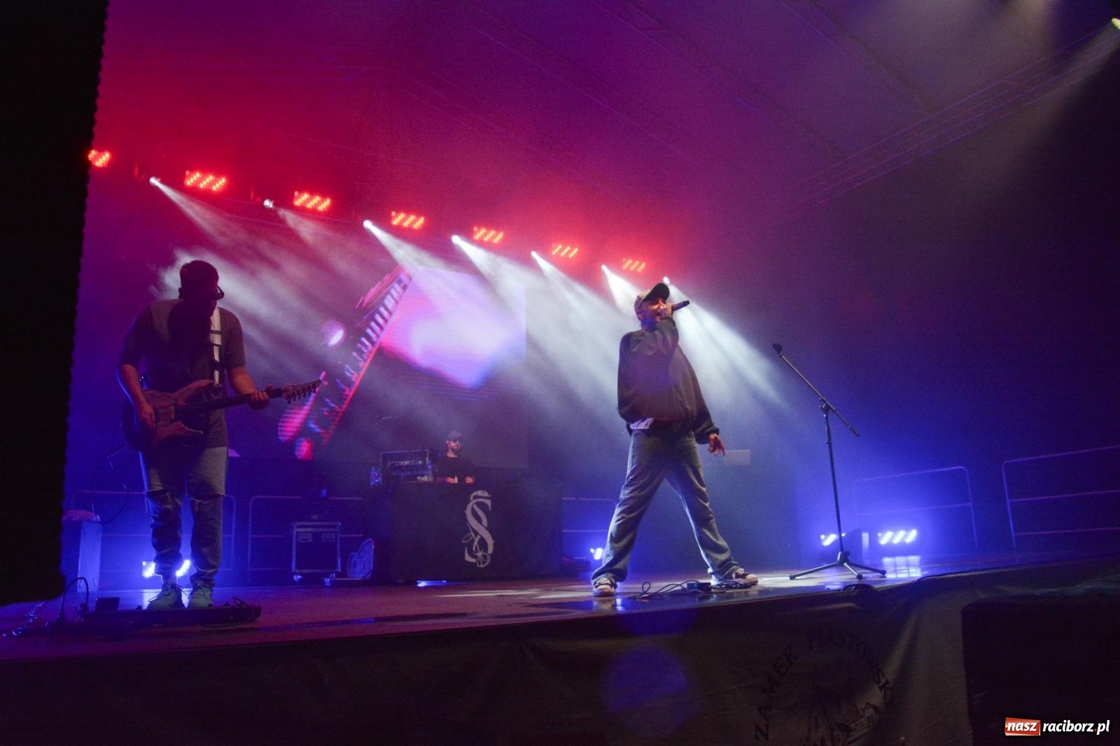 Zdjęcie w galerii na portalu naszraciborz.pl: SMOLASTY na zamku. Ulewa nie przestraszyła fanów wiadomości z regionu