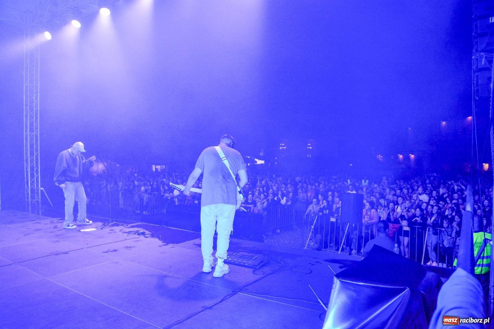 Zdjęcie w galerii na portalu naszraciborz.pl: SMOLASTY na zamku. Ulewa nie przestraszyła fanów wiadomości z regionu