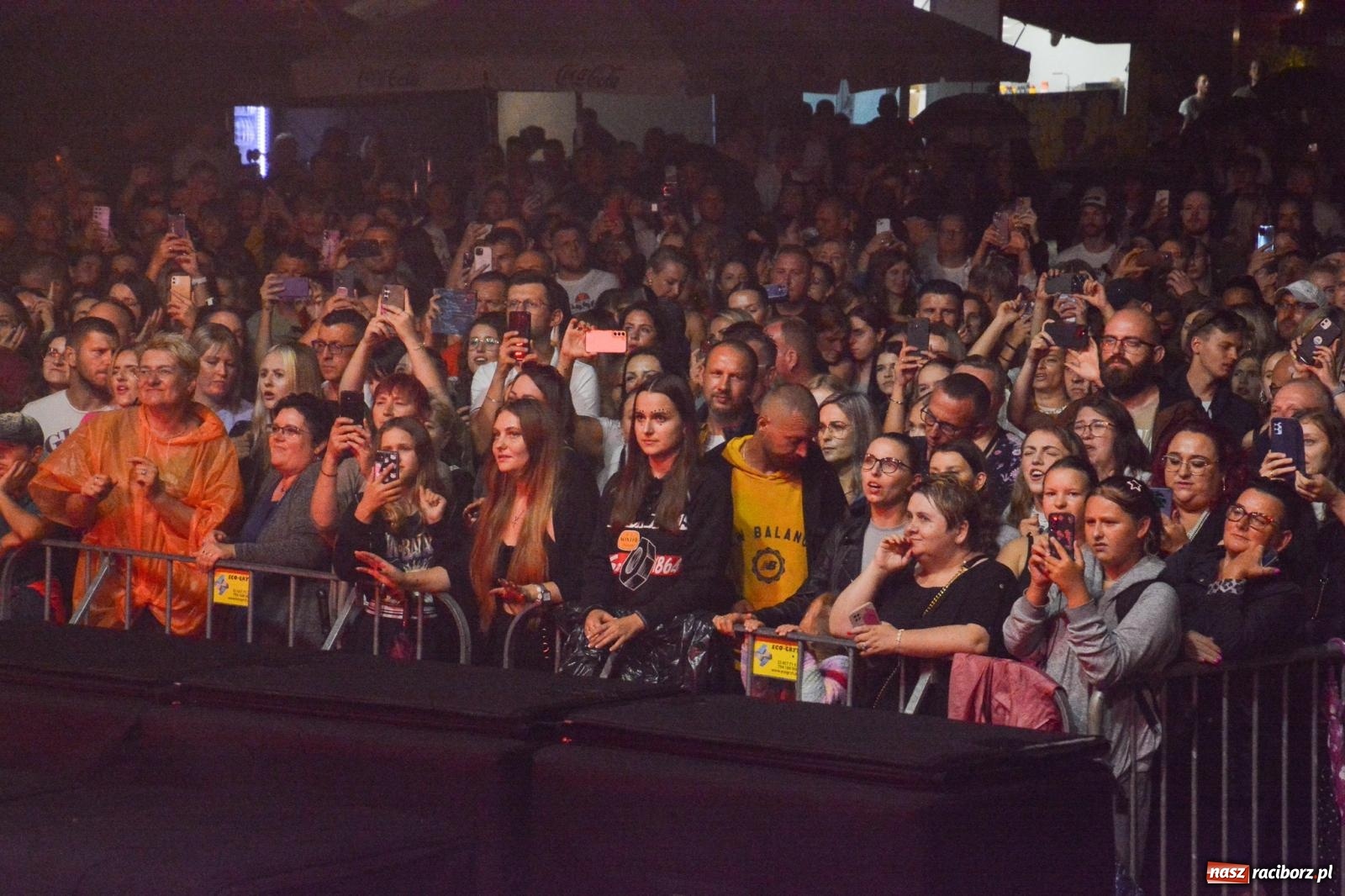 Zdjęcie w galerii na portalu naszraciborz.pl: SMOLASTY na zamku. Ulewa nie przestraszyła fanów wiadomości z regionu