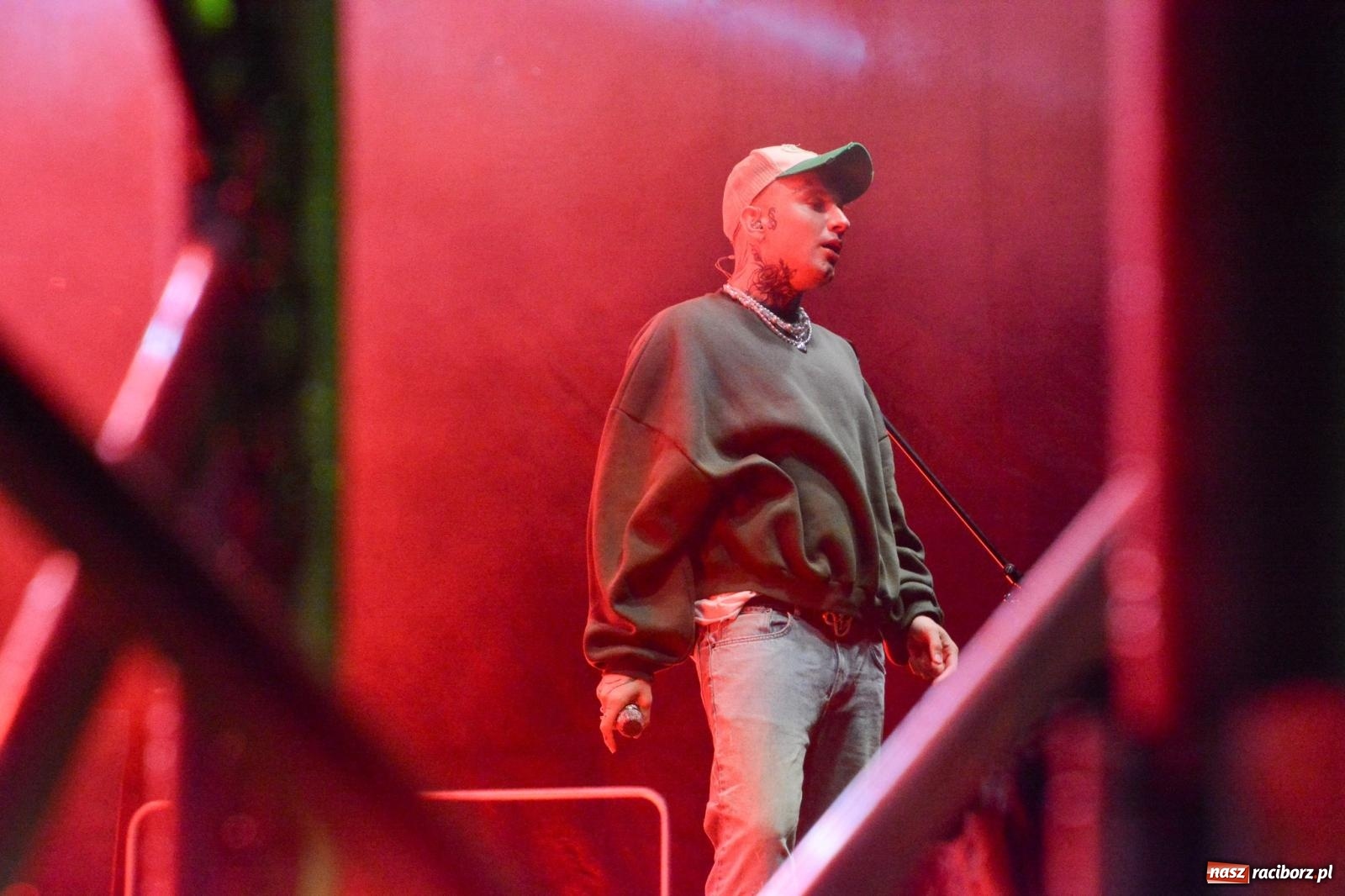 Zdjęcie w galerii na portalu naszraciborz.pl: SMOLASTY na zamku. Ulewa nie przestraszyła fanów wiadomości z regionu