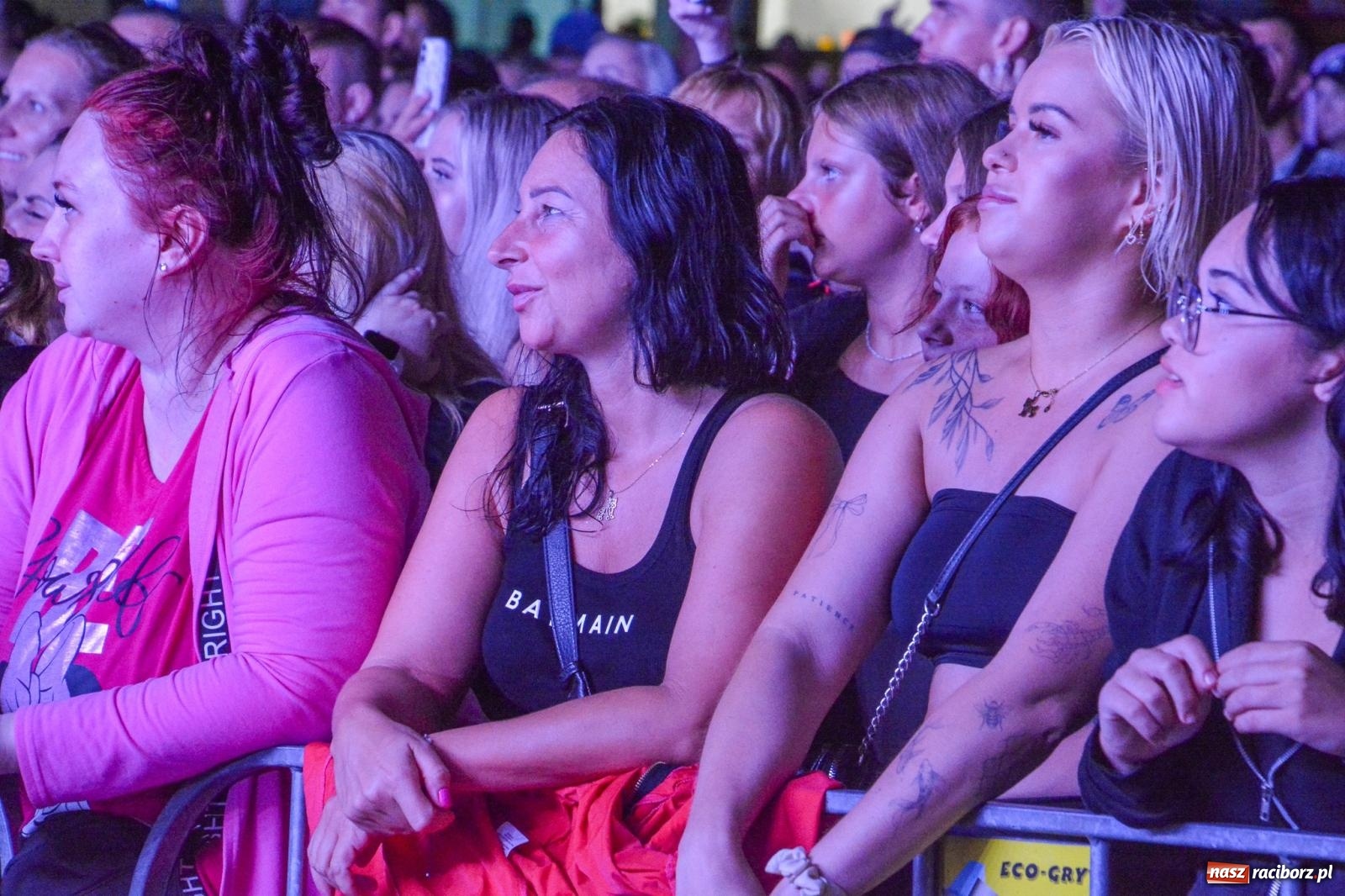 Zdjęcie w galerii na portalu naszraciborz.pl: SMOLASTY na zamku. Ulewa nie przestraszyła fanów wiadomości z regionu