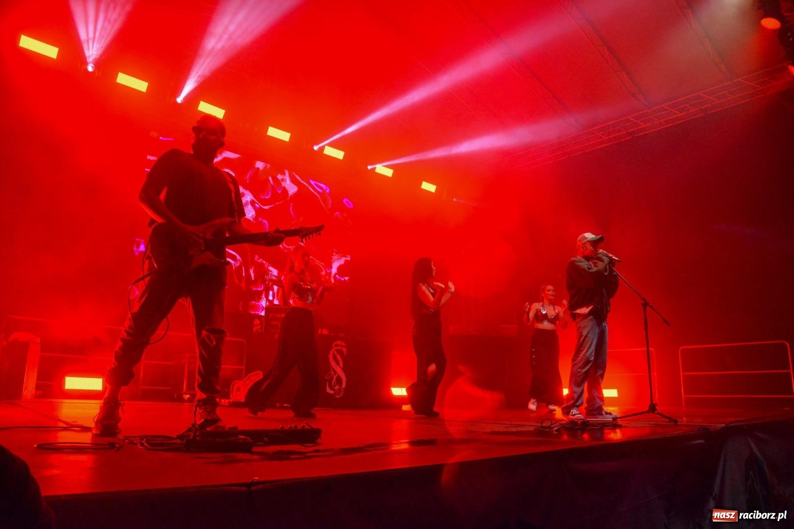 Zdjęcie w galerii na portalu naszraciborz.pl: SMOLASTY na zamku. Ulewa nie przestraszyła fanów wiadomości z regionu