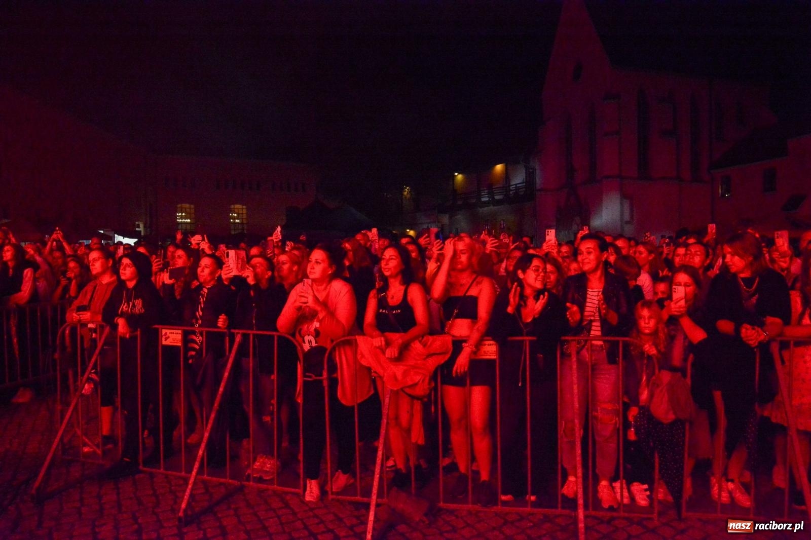 Zdjęcie w galerii na portalu naszraciborz.pl: SMOLASTY na zamku. Ulewa nie przestraszyła fanów wiadomości z regionu