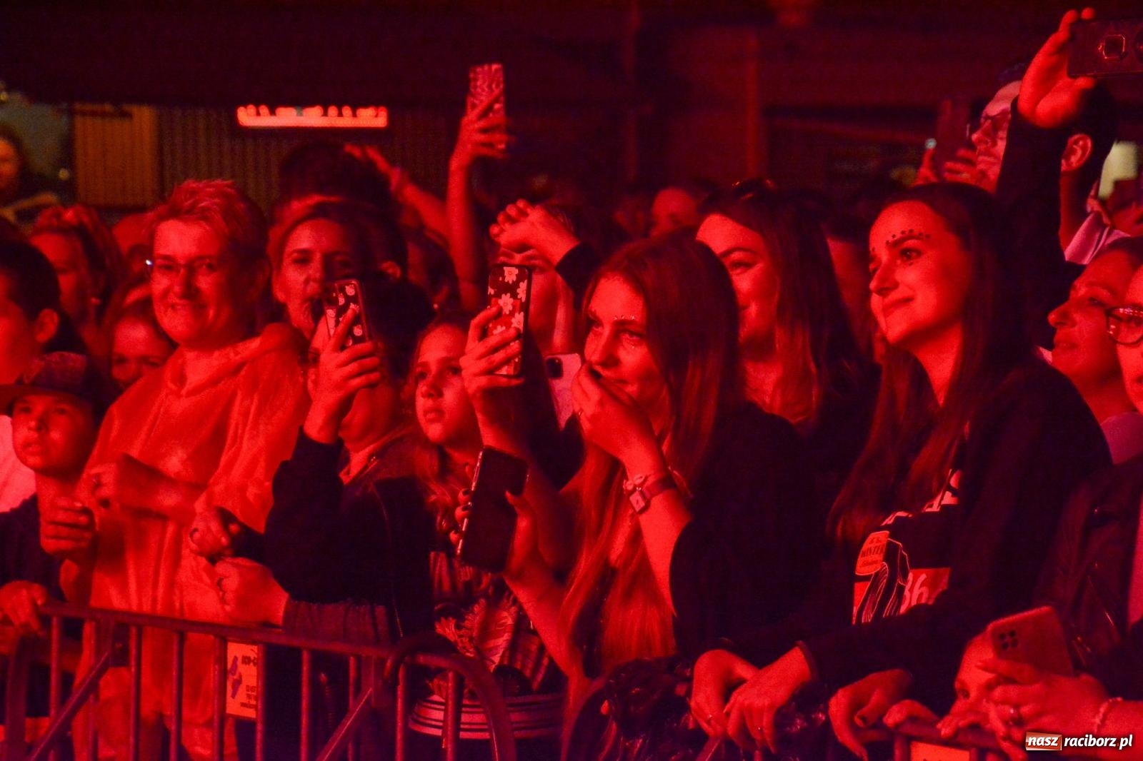 Zdjęcie w galerii na portalu naszraciborz.pl: SMOLASTY na zamku. Ulewa nie przestraszyła fanów wiadomości z regionu