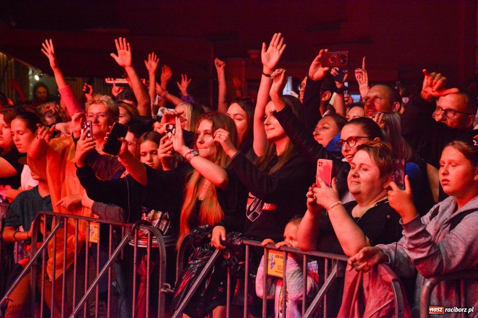 Zdjęcie w galerii na portalu naszraciborz.pl: SMOLASTY na zamku. Ulewa nie przestraszyła fanów wiadomości z regionu