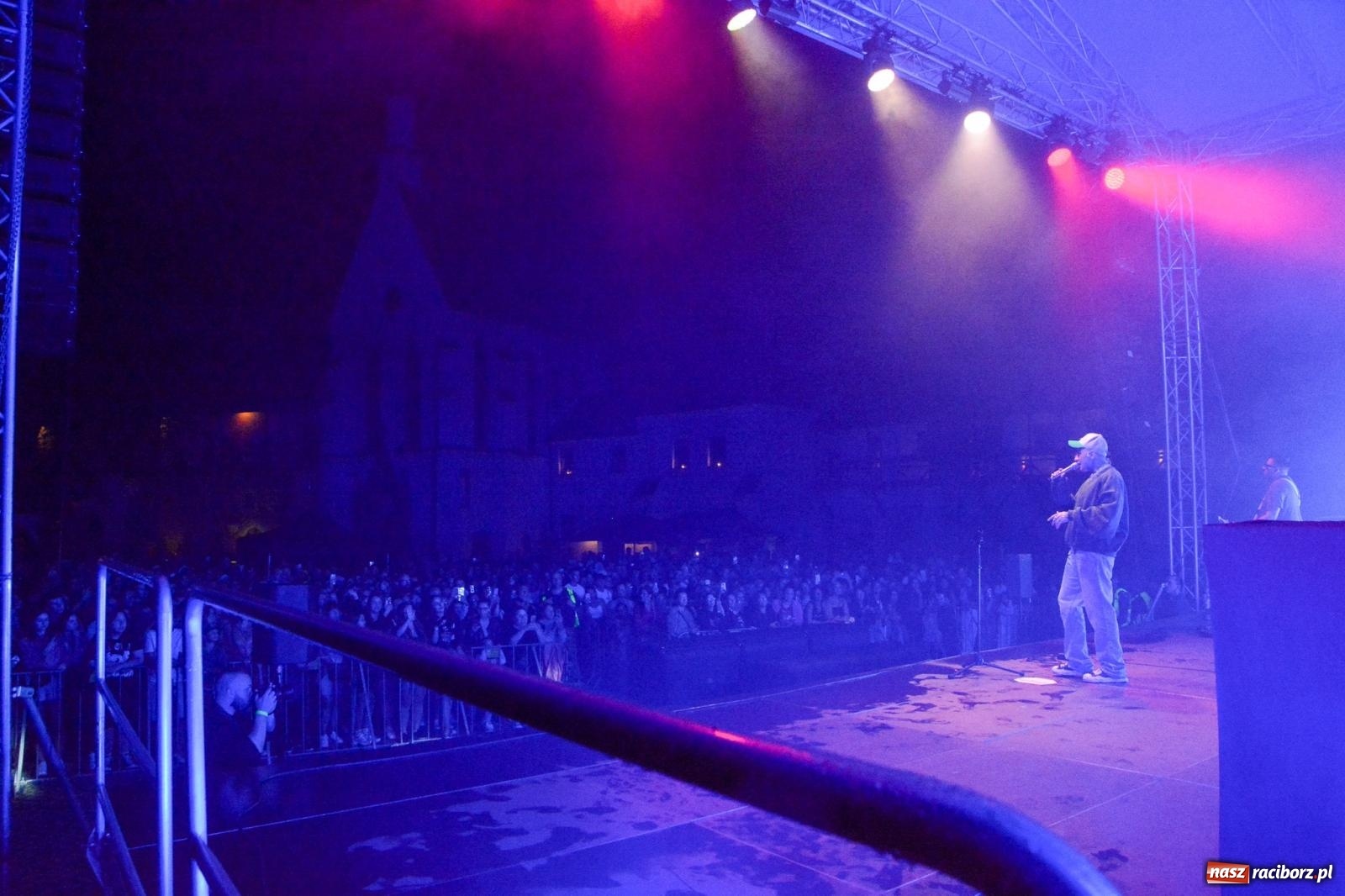 Zdjęcie w galerii na portalu naszraciborz.pl: SMOLASTY na zamku. Ulewa nie przestraszyła fanów wiadomości z regionu