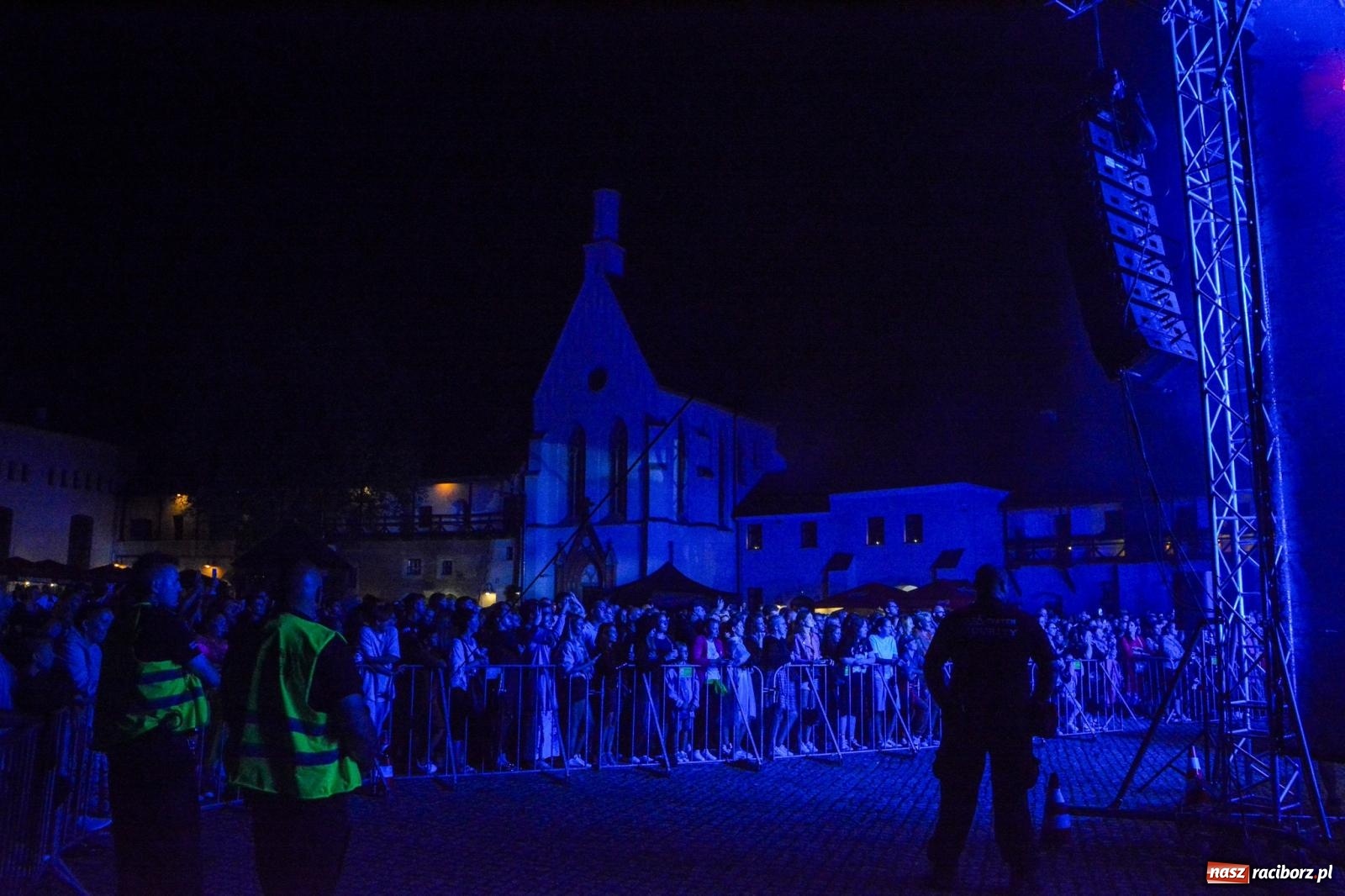 Zdjęcie w galerii na portalu naszraciborz.pl: SMOLASTY na zamku. Ulewa nie przestraszyła fanów wiadomości z regionu