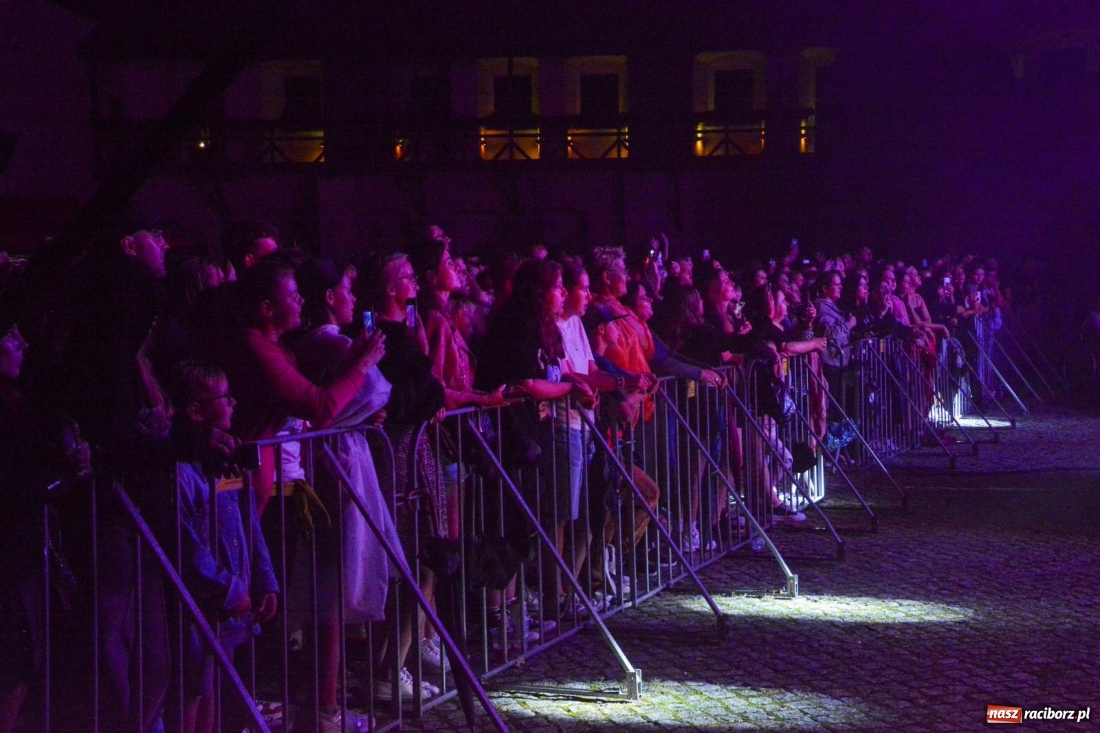 Zdjęcie w galerii na portalu naszraciborz.pl: SMOLASTY na zamku. Ulewa nie przestraszyła fanów wiadomości z regionu