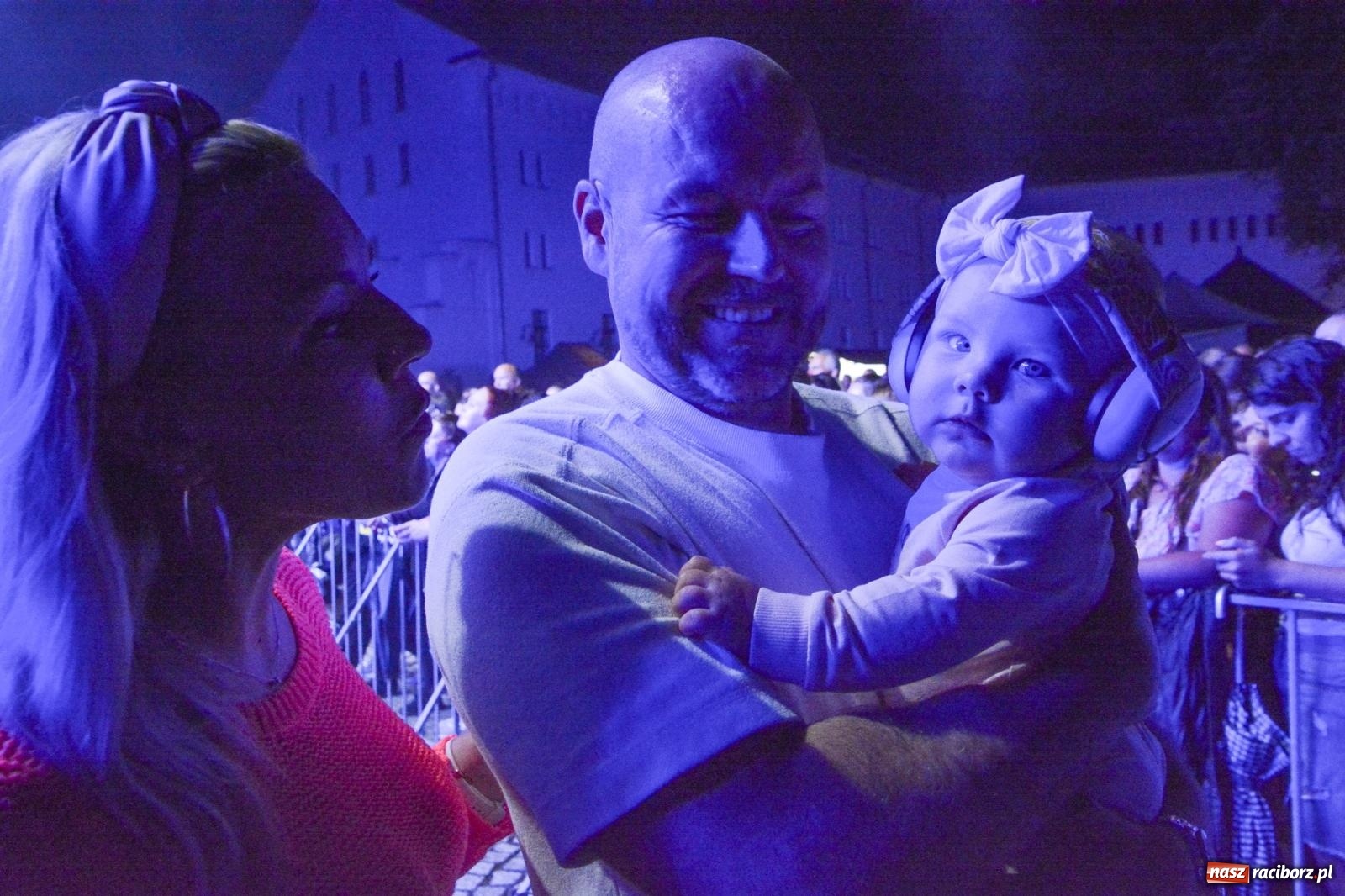 Zdjęcie w galerii na portalu naszraciborz.pl: SMOLASTY na zamku. Ulewa nie przestraszyła fanów wiadomości z regionu