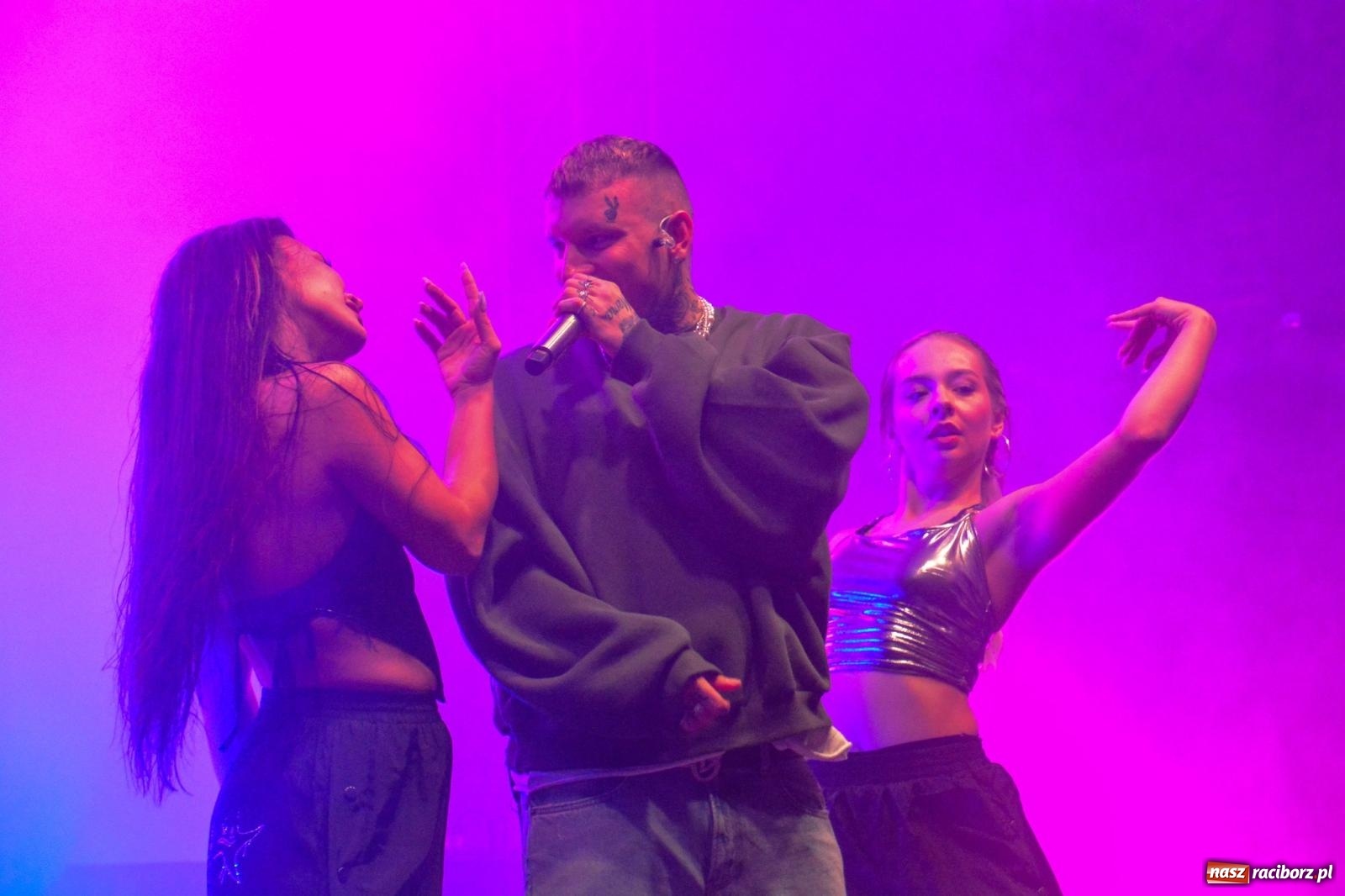 Zdjęcie w galerii na portalu naszraciborz.pl: SMOLASTY na zamku. Ulewa nie przestraszyła fanów wiadomości z regionu