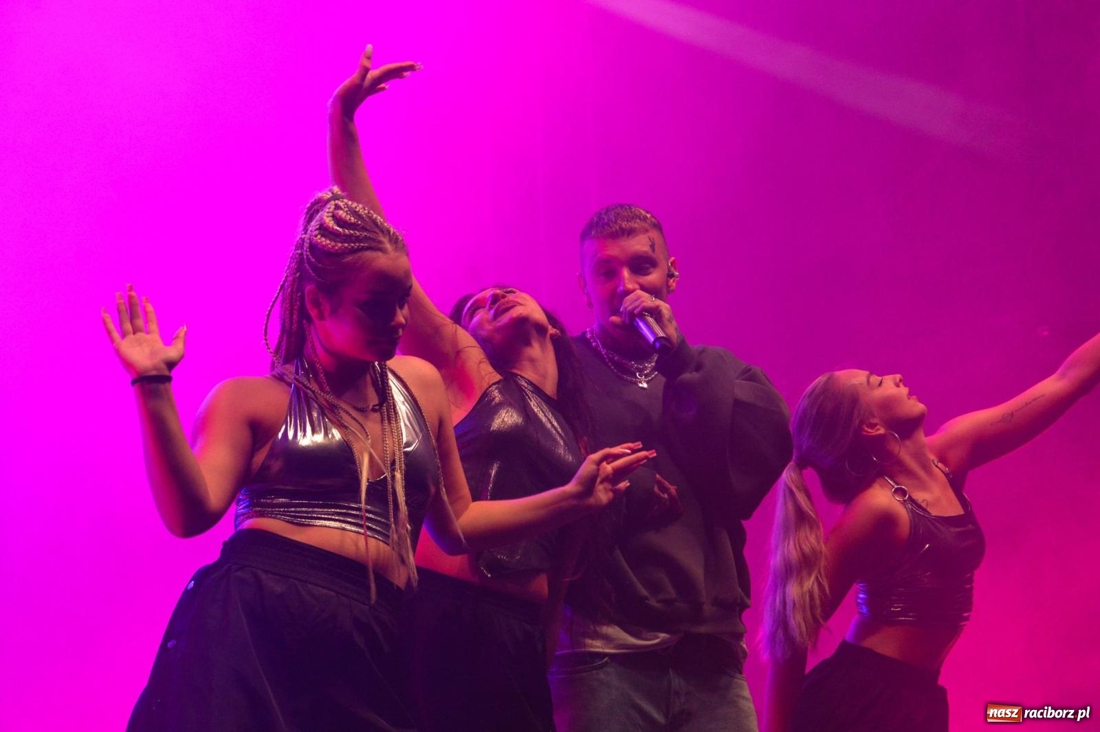 Zdjęcie w galerii na portalu naszraciborz.pl: SMOLASTY na zamku. Ulewa nie przestraszyła fanów wiadomości z regionu