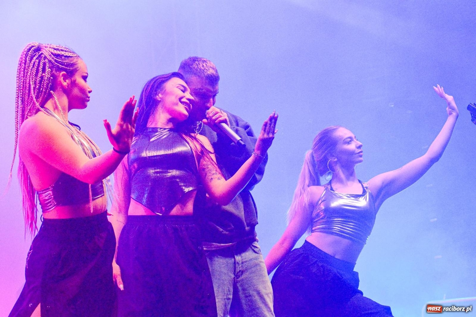 Zdjęcie w galerii na portalu naszraciborz.pl: SMOLASTY na zamku. Ulewa nie przestraszyła fanów wiadomości z regionu