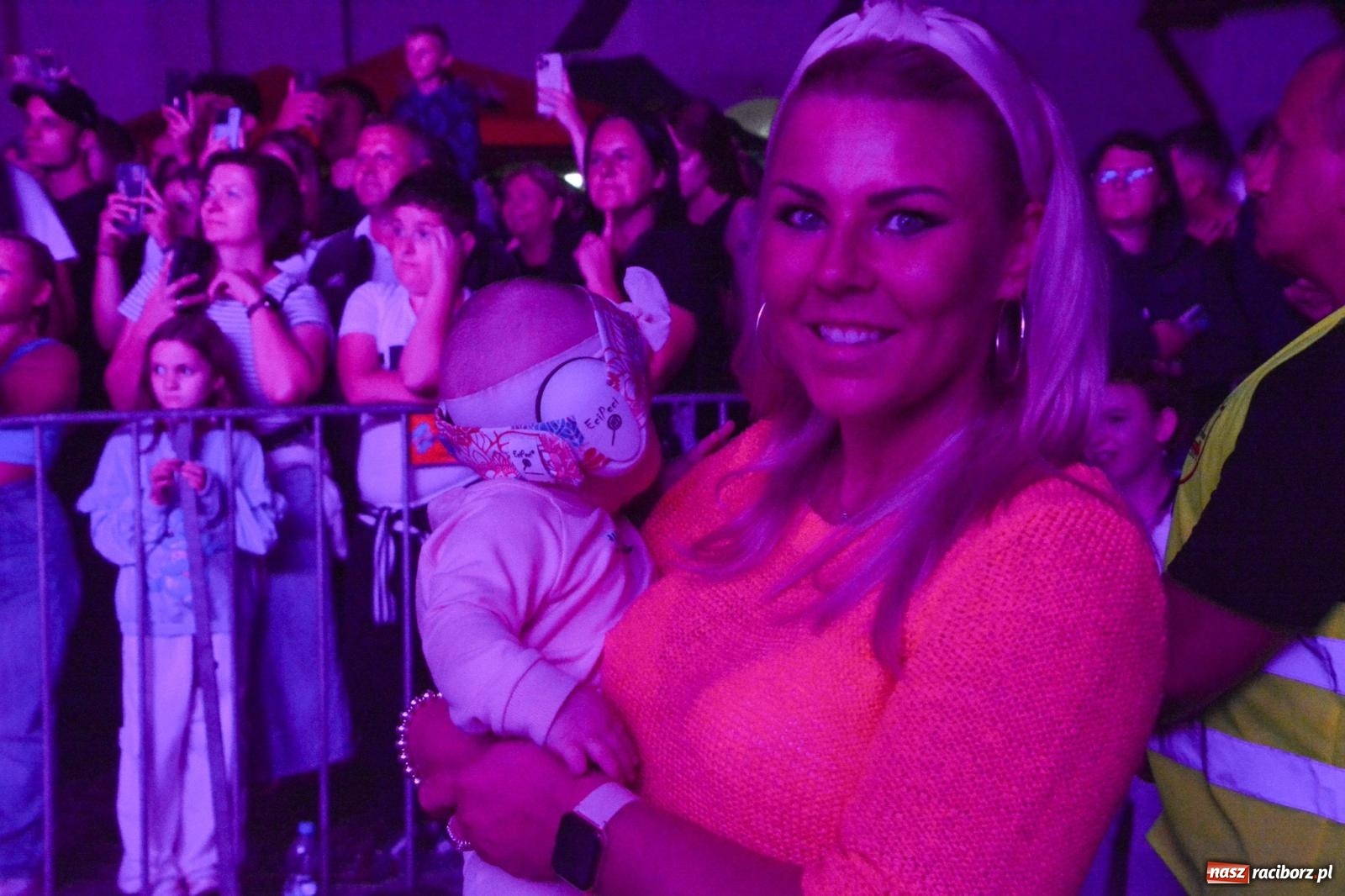 Zdjęcie w galerii na portalu naszraciborz.pl: SMOLASTY na zamku. Ulewa nie przestraszyła fanów wiadomości z regionu