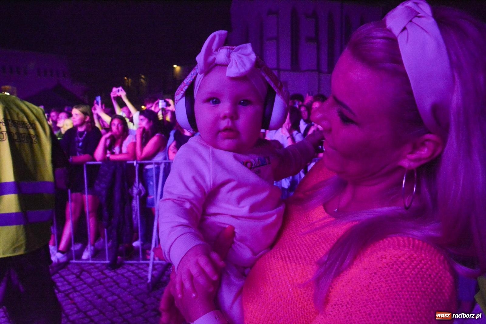 Zdjęcie w galerii na portalu naszraciborz.pl: SMOLASTY na zamku. Ulewa nie przestraszyła fanów wiadomości z regionu