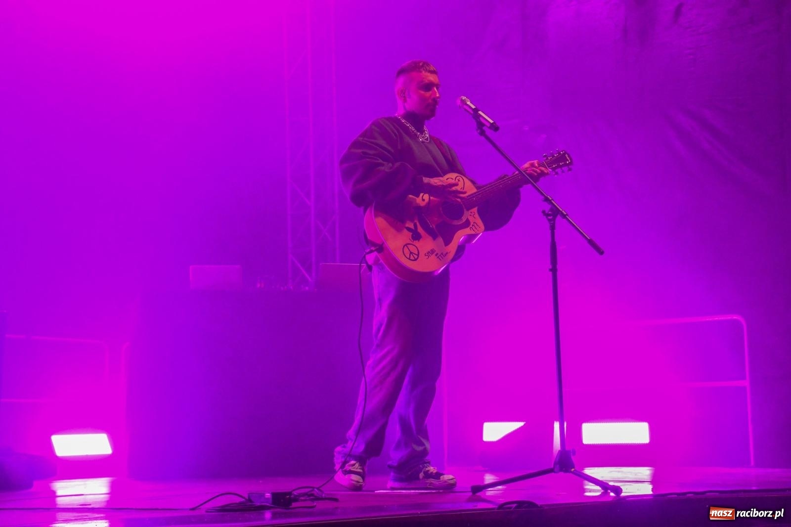 Zdjęcie w galerii na portalu naszraciborz.pl: SMOLASTY na zamku. Ulewa nie przestraszyła fanów wiadomości z regionu