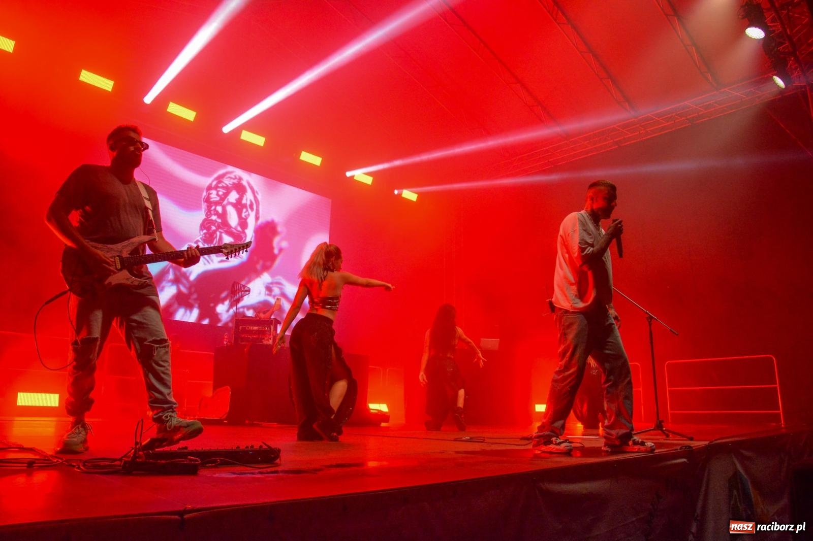 Zdjęcie w galerii na portalu naszraciborz.pl: SMOLASTY na zamku. Ulewa nie przestraszyła fanów wiadomości z regionu