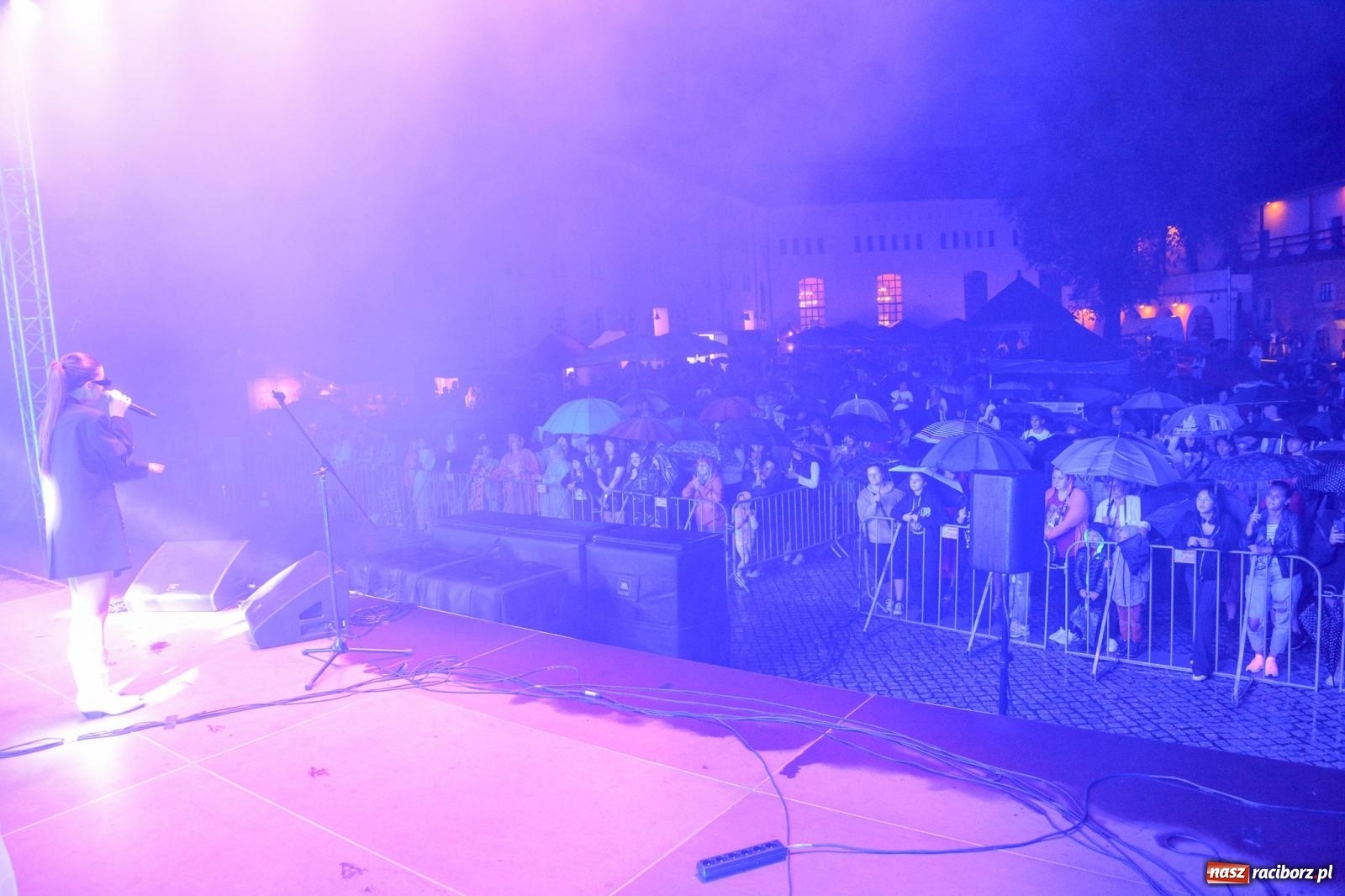 Zdjęcie w galerii na portalu naszraciborz.pl: SMOLASTY na zamku. Ulewa nie przestraszyła fanów wiadomości z regionu