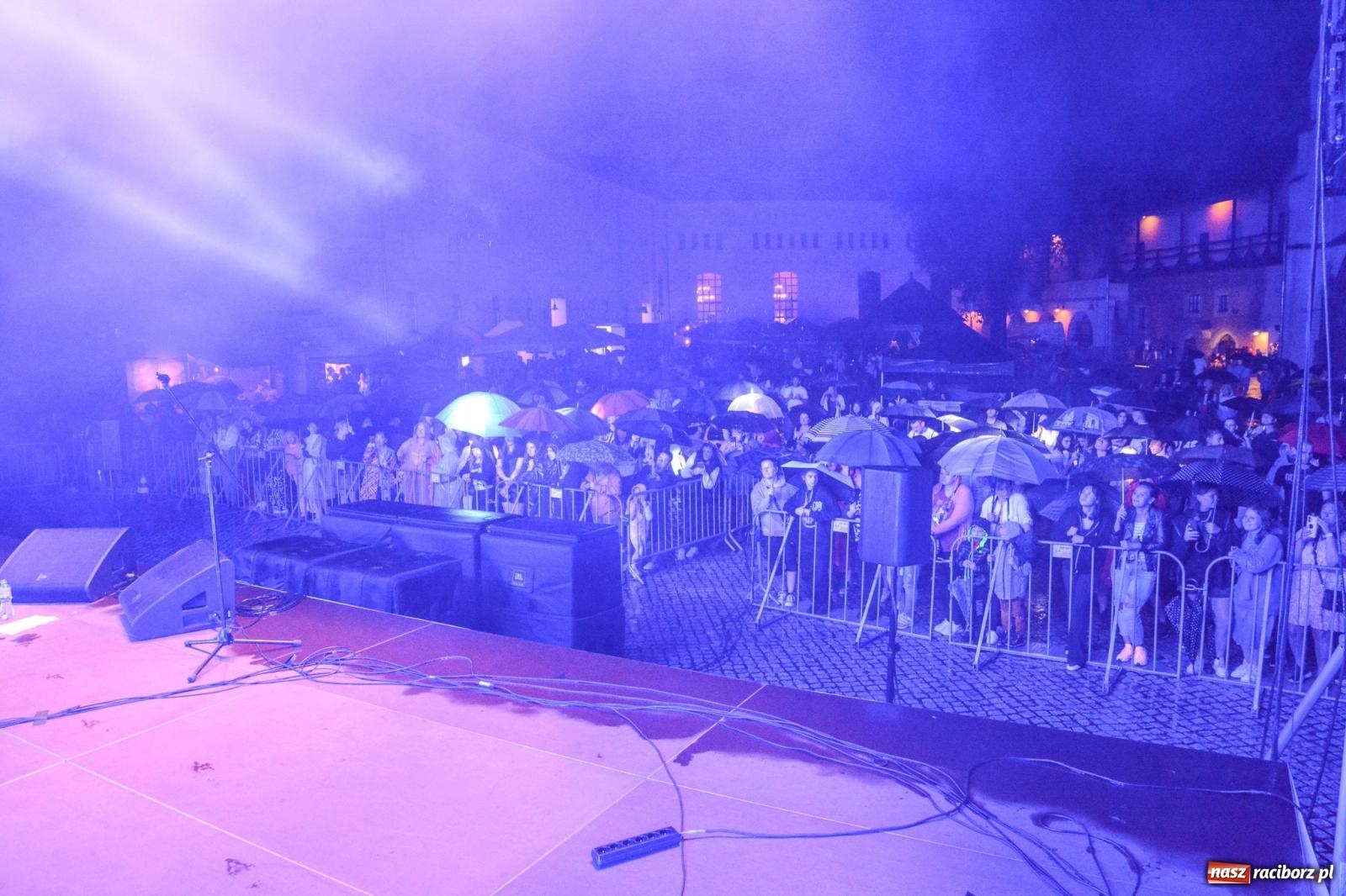 Zdjęcie w galerii na portalu naszraciborz.pl: SMOLASTY na zamku. Ulewa nie przestraszyła fanów wiadomości z regionu