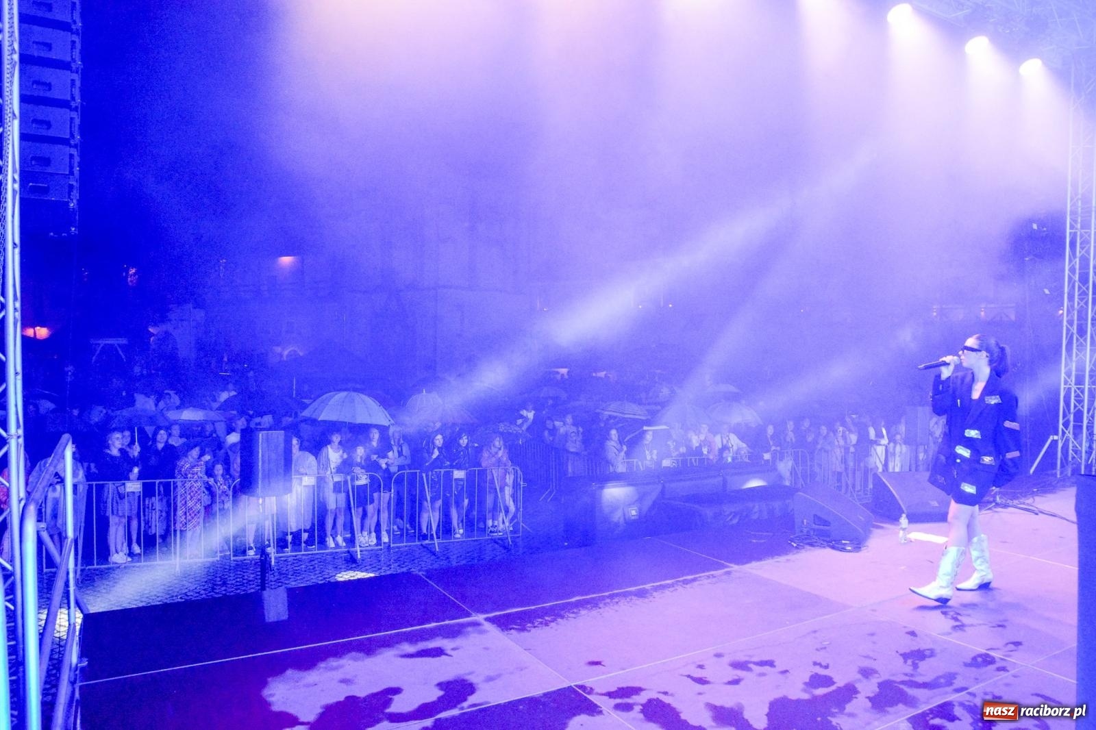 Zdjęcie w galerii na portalu naszraciborz.pl: SMOLASTY na zamku. Ulewa nie przestraszyła fanów wiadomości z regionu